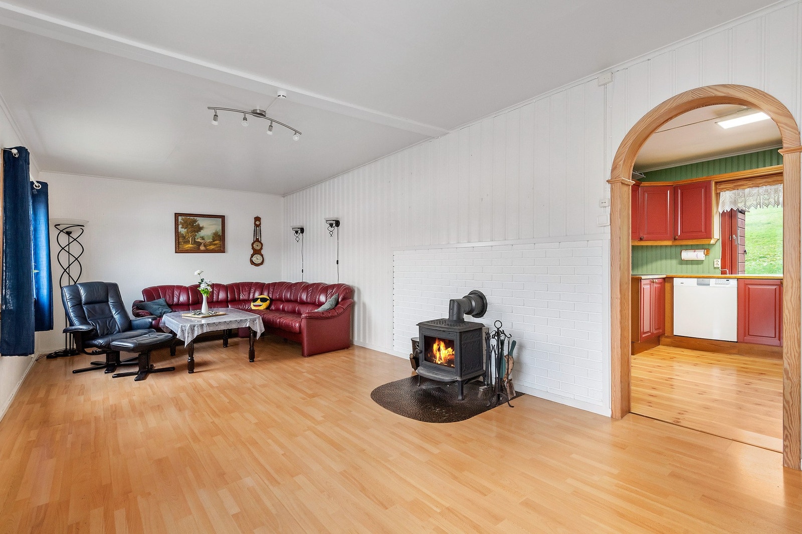 Lys og koselig stue med vedovn Galleribilde