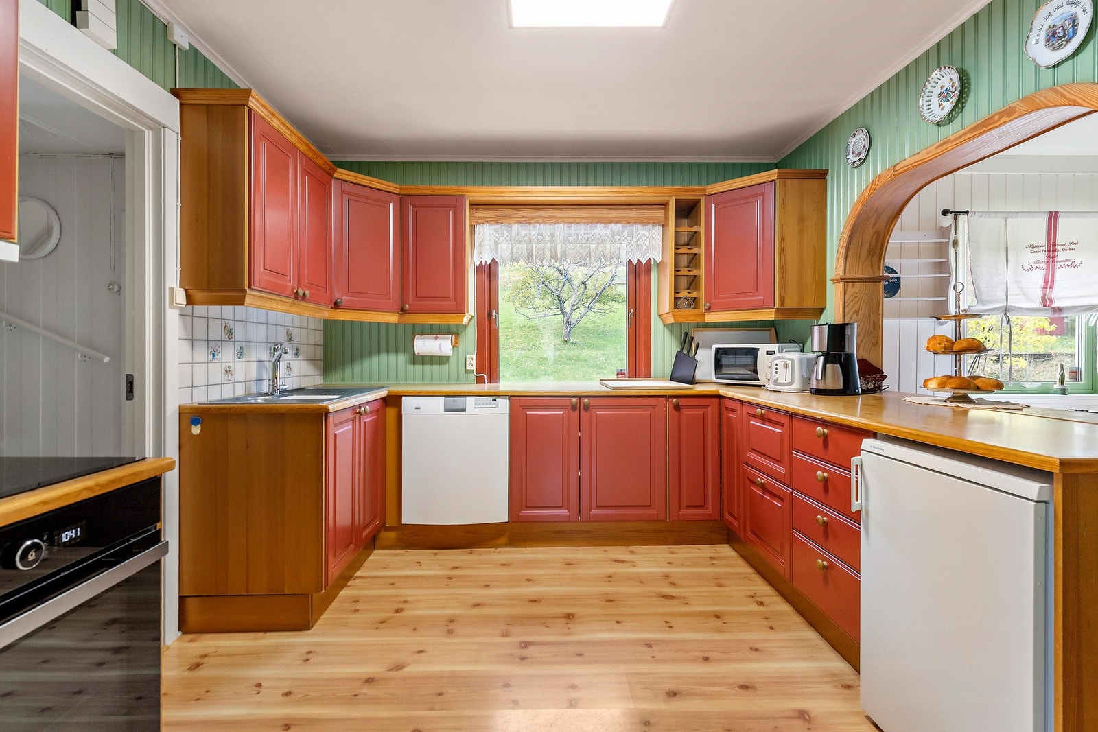 Boligen har 2 kjøkken. Innredningen består av skap med profilerte fronter og benkeplate i laminat. Bue tilknyttet til spisestuen, perfekt til sosiale selskap. Galleribilde