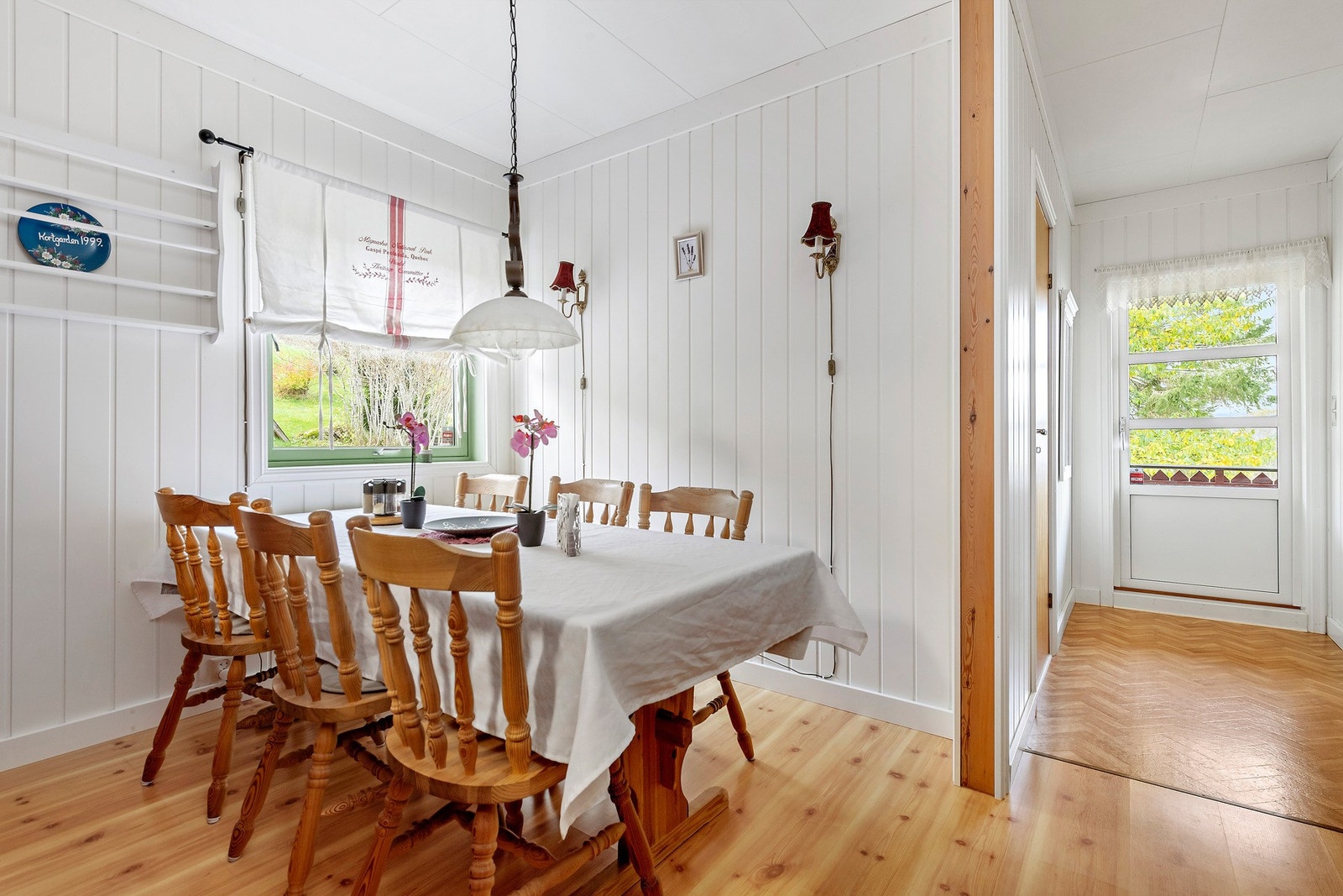 Spiseplass sosialt tilknyttet til kjøkkenet. Galleribilde