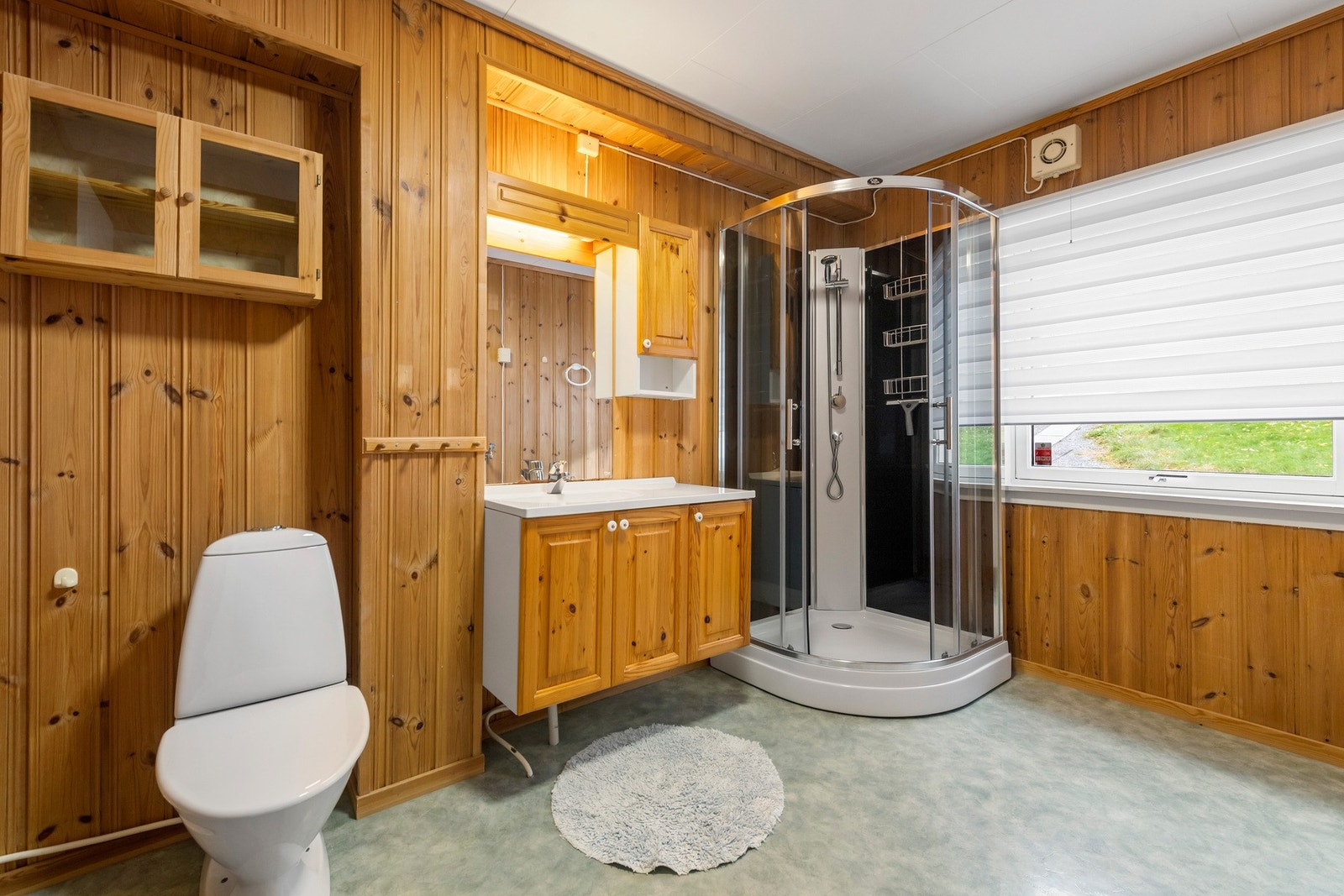 Bad i 2. etasje. Stort bad med stor dusj og panelovn for oppvarming som styres fra telefonen. Galleribilde