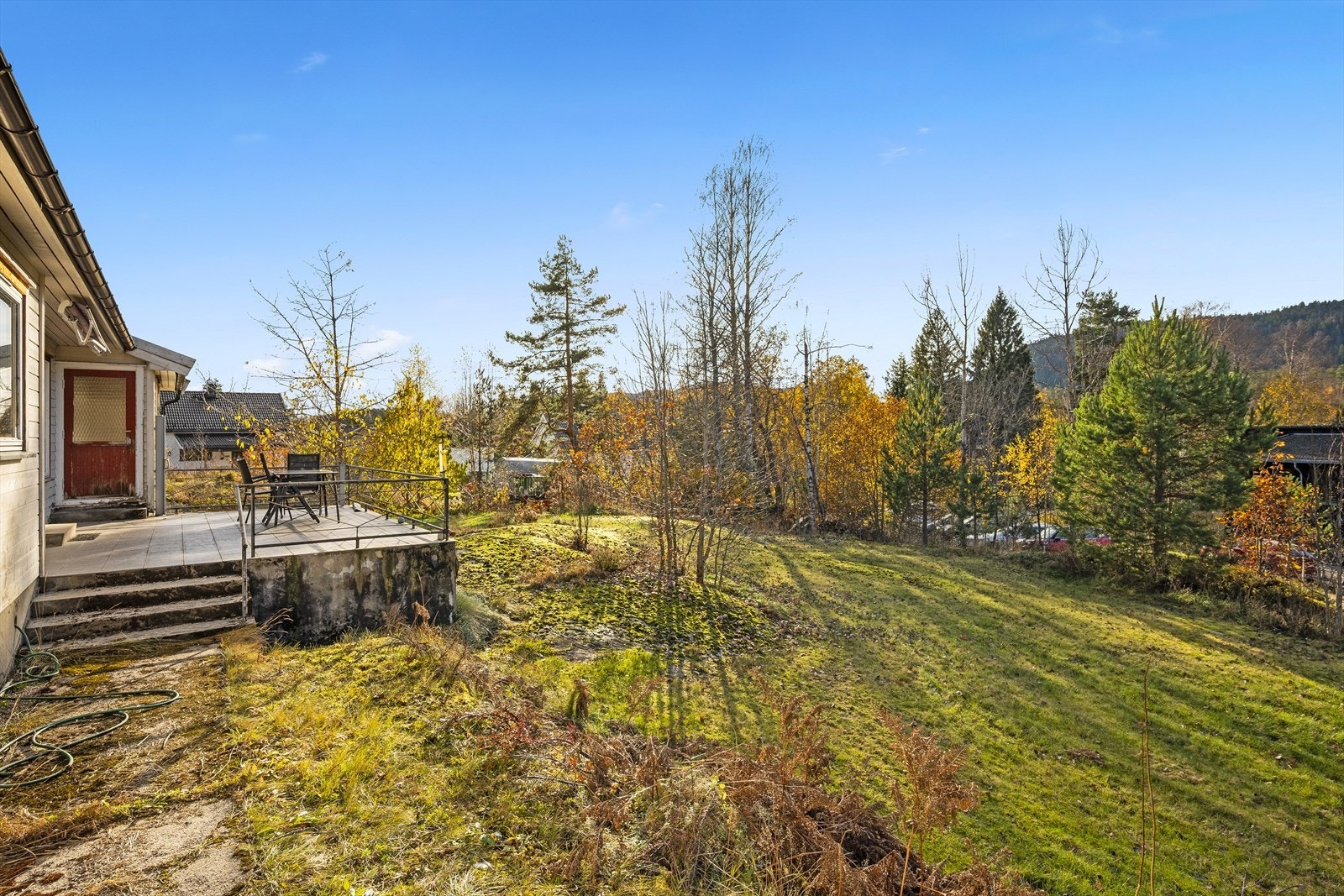 Den gunstige beliggenheten i terrenget gir ikke bare rikelig med sol, men også et åpent og luftig inntrykk med gode lysforhold. Dette er en tomt med mange muligheter - perfekt for deg som ønsker god plass, flotte utearealer og et fredelig og solrikt miljø Galleribilde