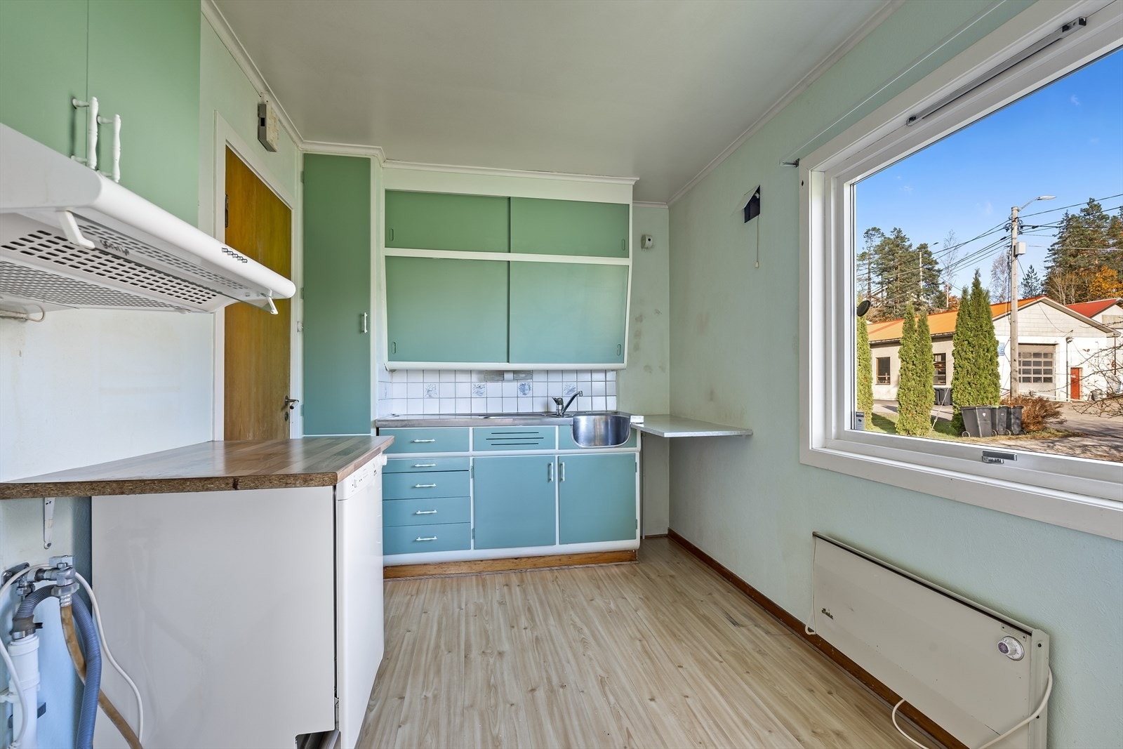 Kjøkkenet har eldre innredning, men god størrelse og potensial for modernisering. Galleribilde