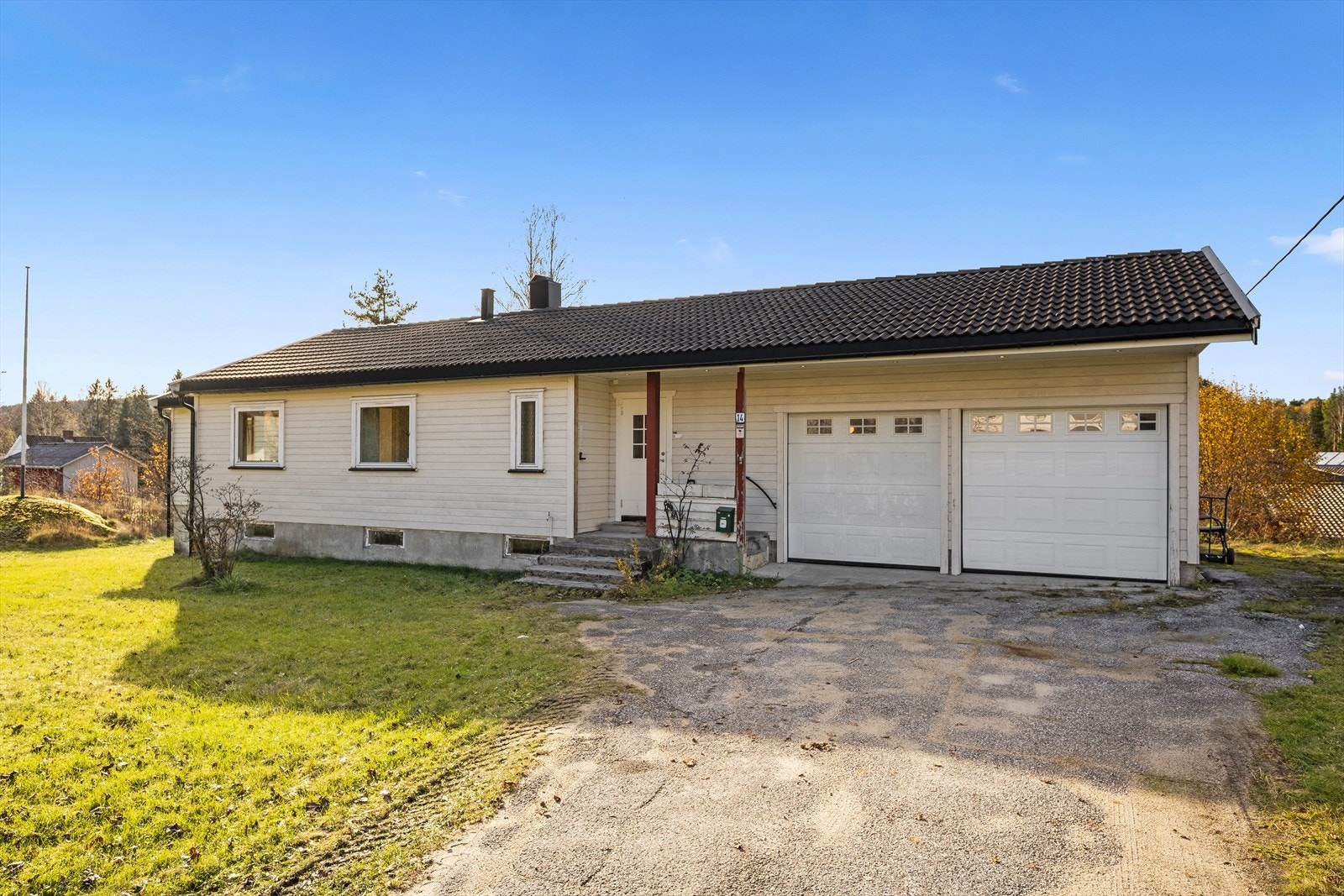 Adkomstveien er asfaltert, og eiendommen fremstår som pent opparbeidet med store plenarealer som gir gode lek- og oppholdsflater. Galleribilde