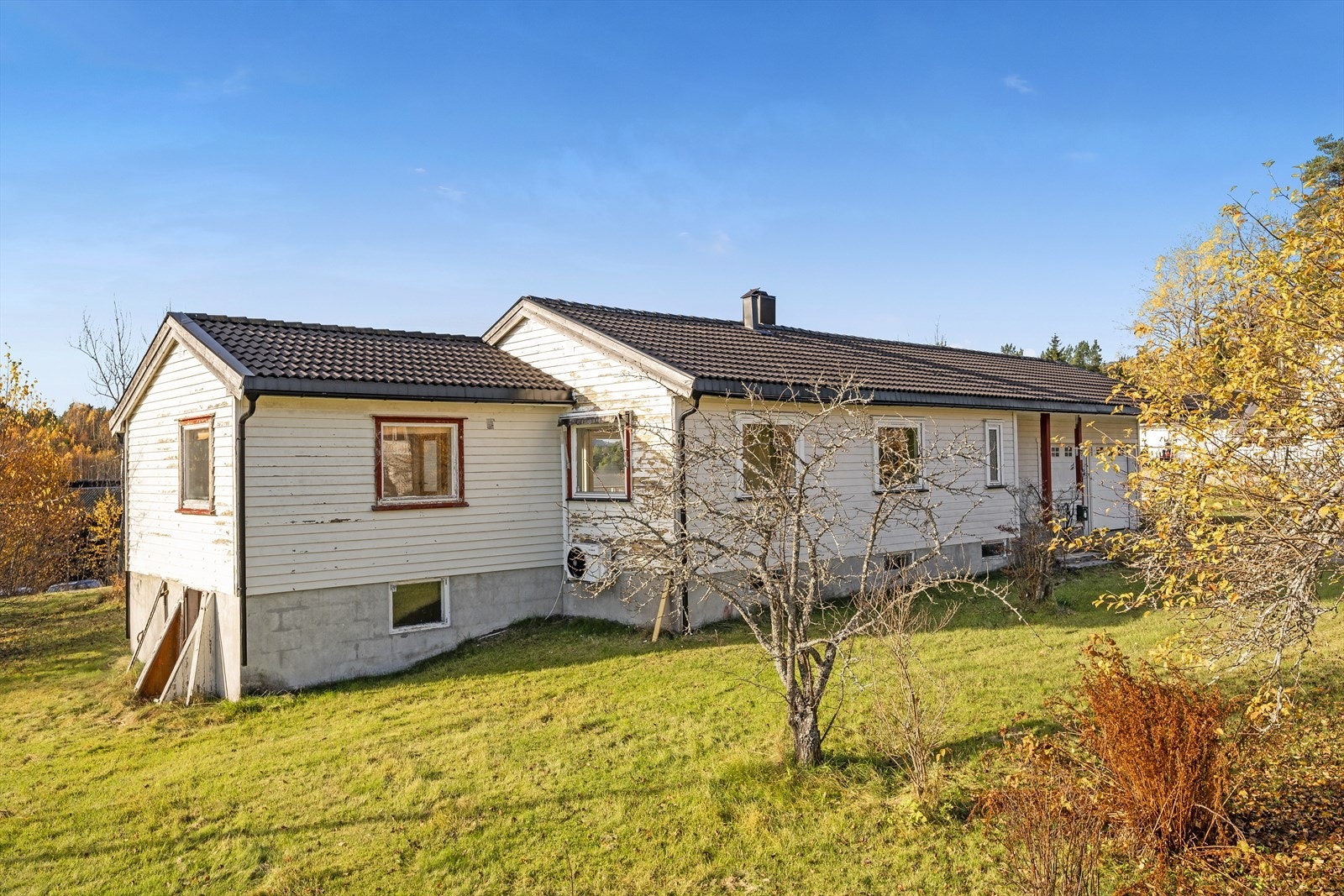 Tomten er romslig, flat og lettstelt, og ligger høyt i terrenget - noe som gir svært gode solforhold gjennom hele dagen. Galleribilde