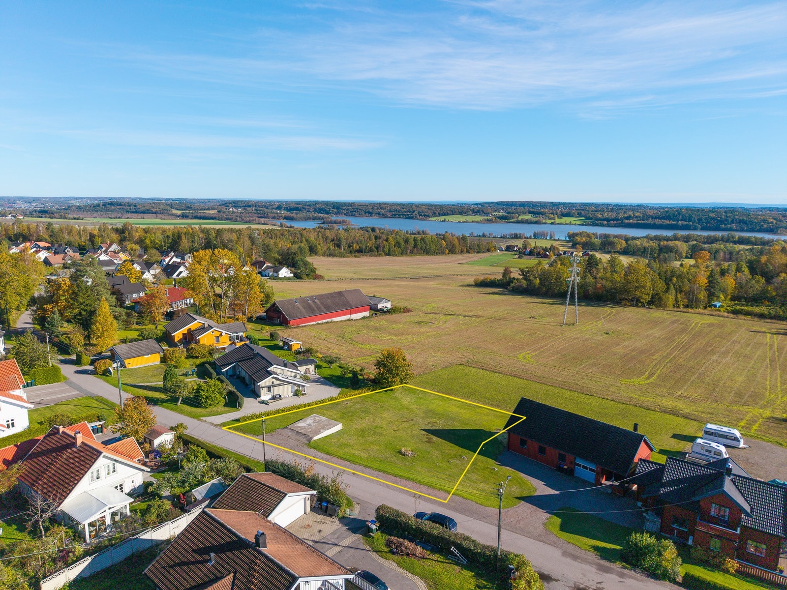 En romslig og solrik selveiertomt med fritt utsyn over omkringliggende jorder og Akersvannet i horisonten!