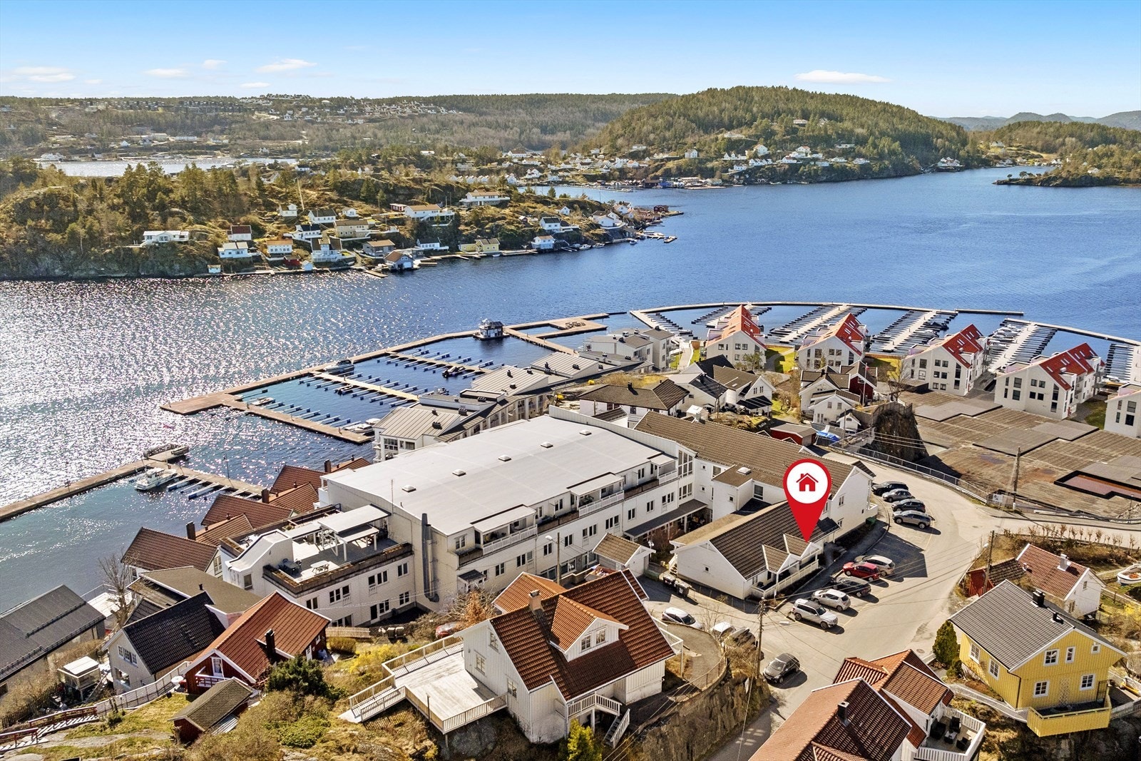 Seniorsenteret inneholder totalt 44 leiligheter. Det er heis til alle etasjer. Det er også en fantastisk felles uteplass i form av stor takterrasse. Galleribilde