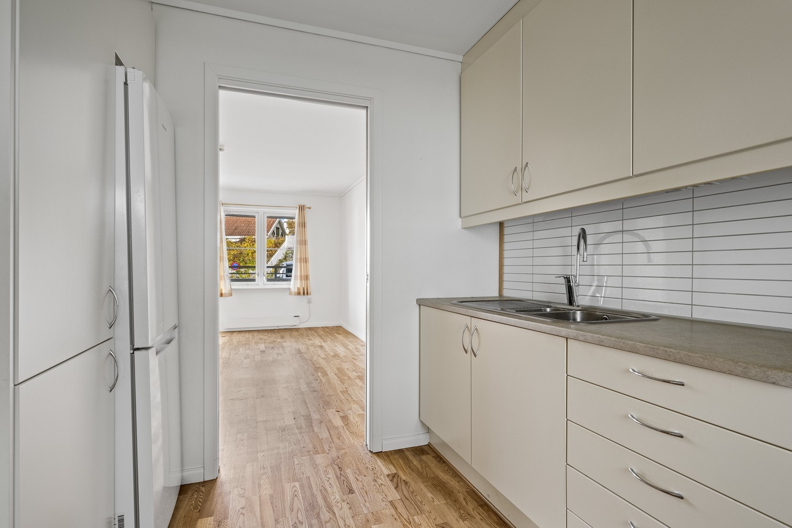 Kjøl/fryseskap medfølger. Andre hvitevarer medfølger ikke. Galleribilde