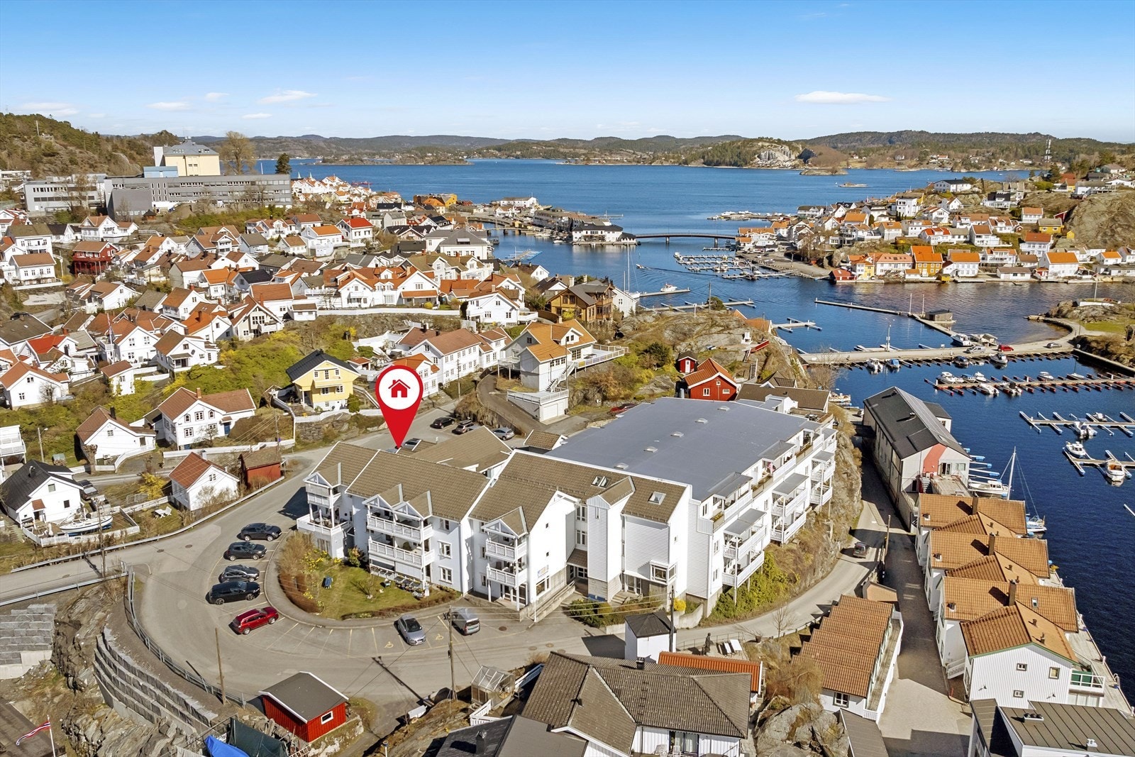 Leiligheten har en meget sentral beliggenhet med kort gange ned til Kragerø sentrum og alt det har å by på. Galleribilde