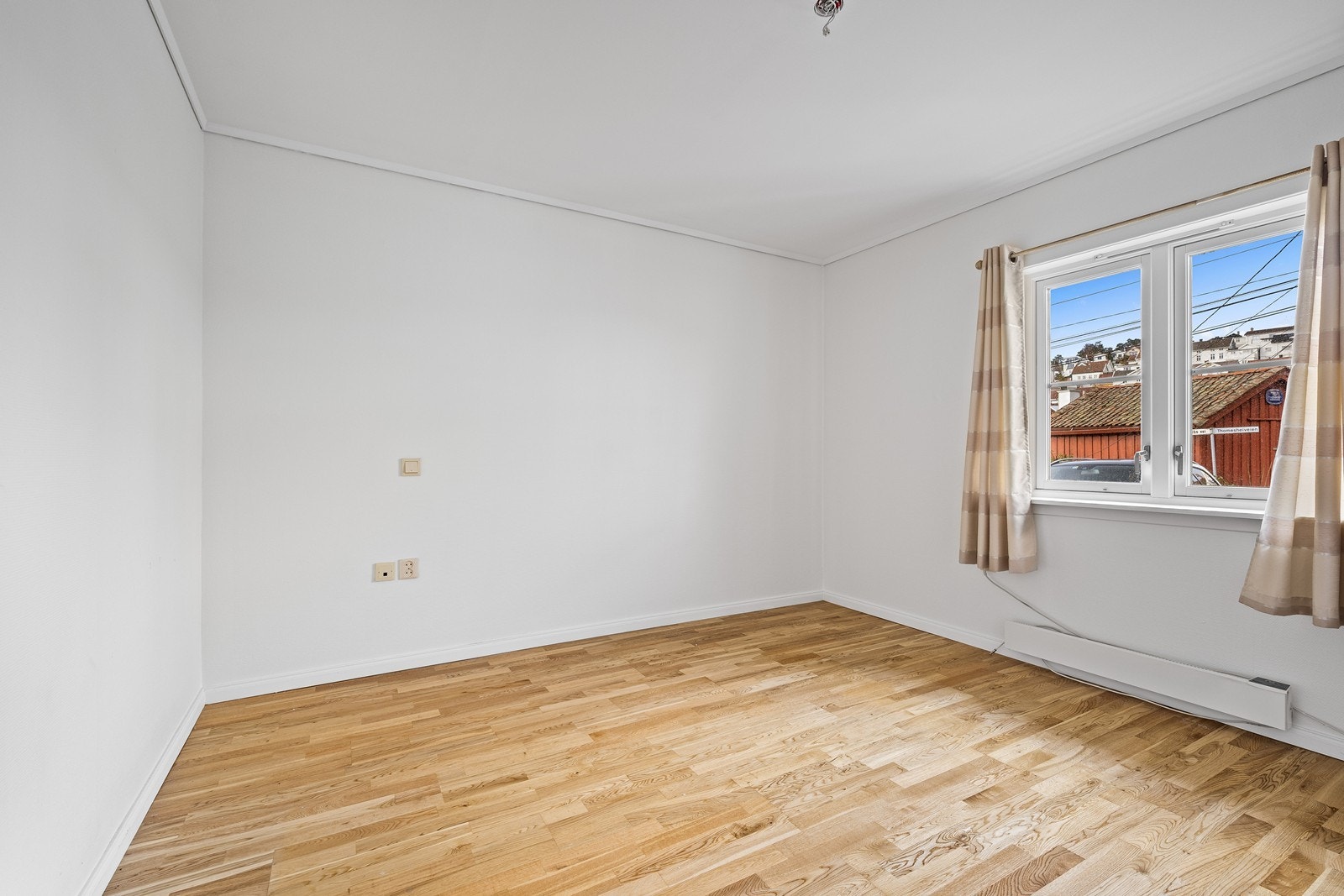 Romslig soverom med dobbelt klesskap. Galleribilde