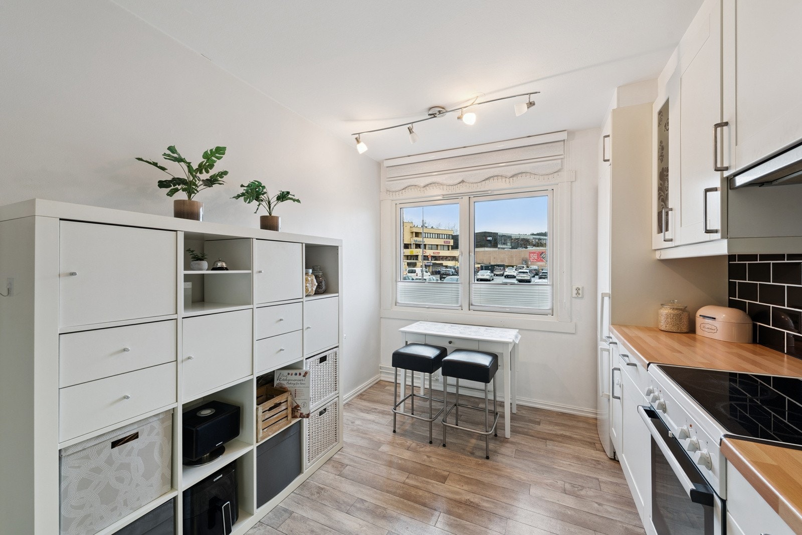 Bare å sitte ved vinduet og følge med på hva som skjer. Hyggelig spiseplass ved vinduet for de daglige måltider. Galleribilde