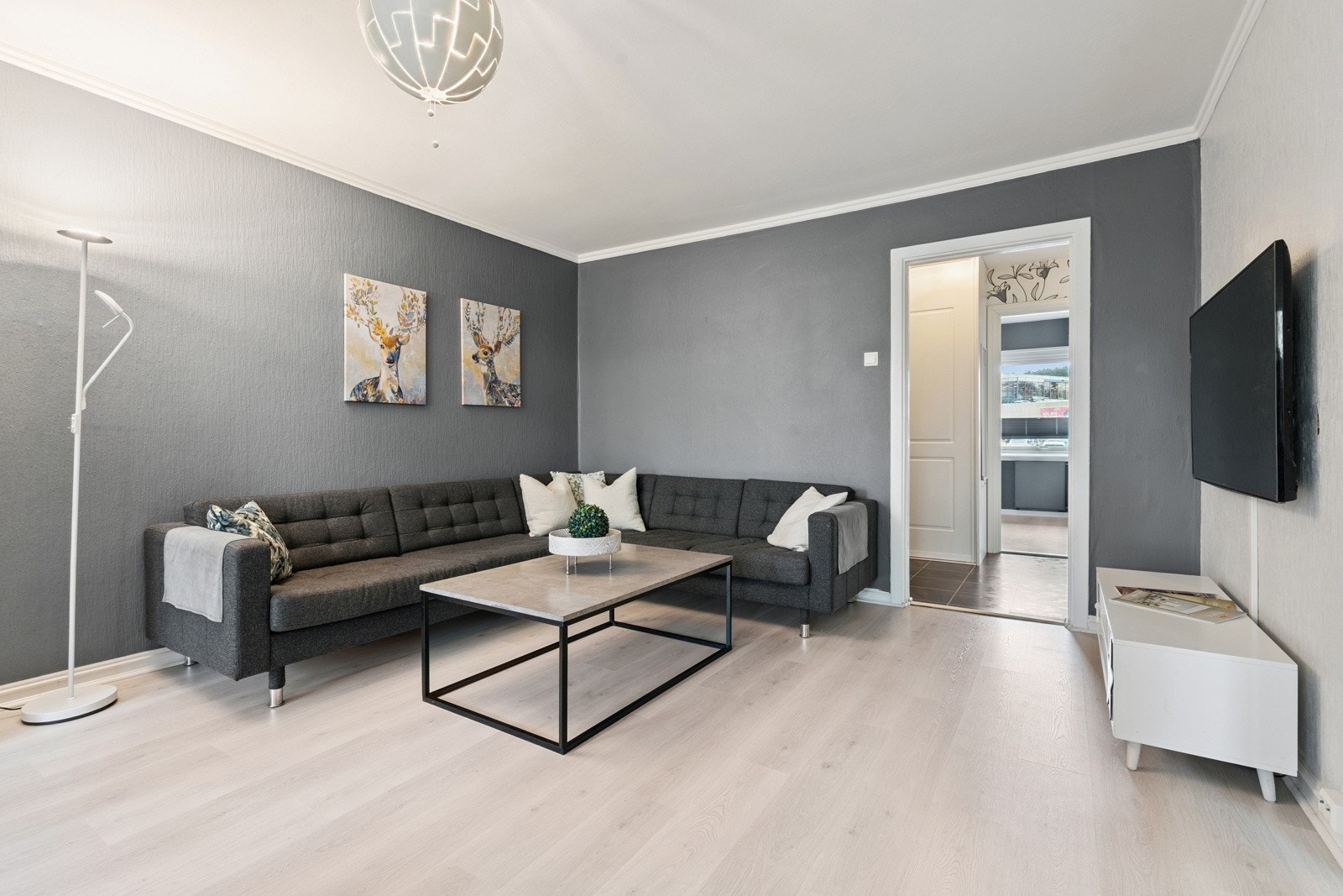God plass til romslig salong med plass til hele familien. Strategisk plassert tv. Galleribilde