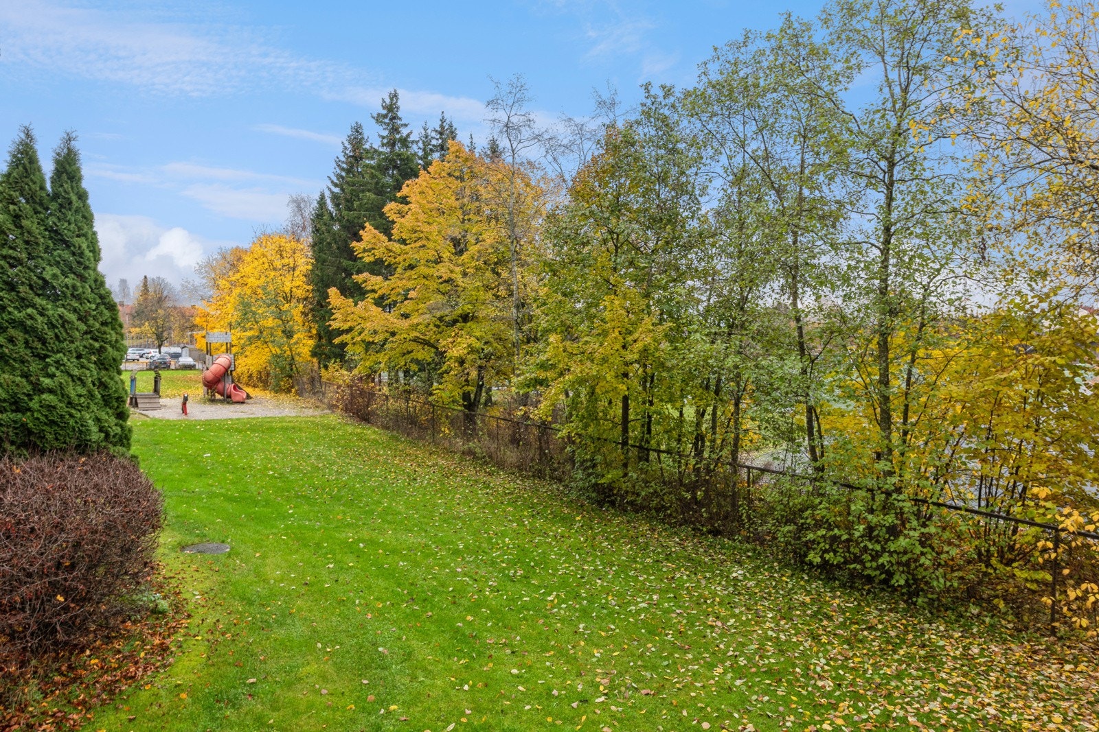Utsynet fra balkongen til grønne friområder som gir nydelige farger hele året. Nå er det høsten som farger området. Galleribilde