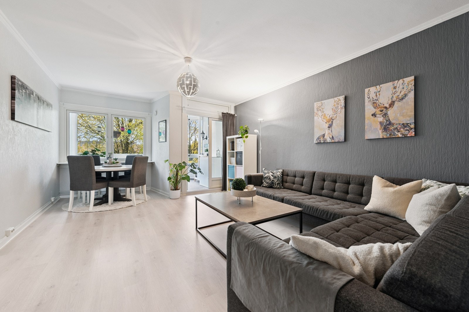 Stuen er lett å møblere, her er det god og naturlig plass til både salong og spisestue. God plass rundt spisebordet til å samle både venner og familie til hyggelige anledninger. Galleribilde