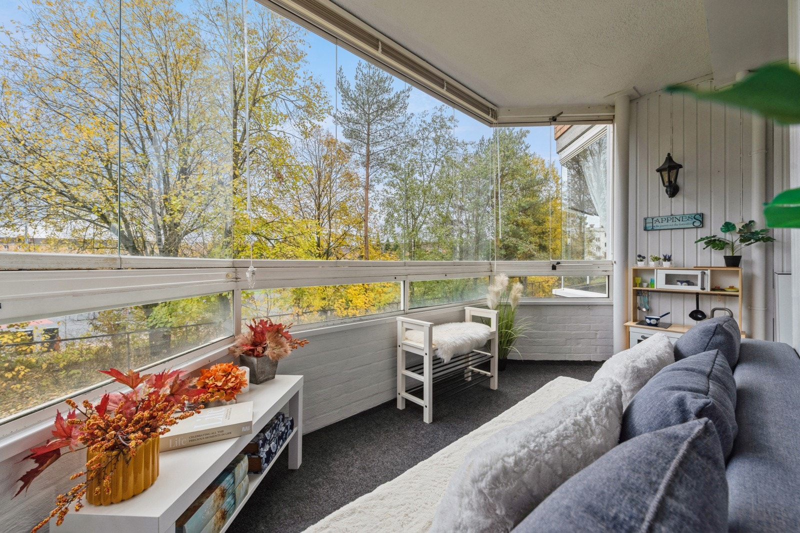 Velkommen til Kalbakkveien 3 A, høy 1. etasje. Særdeles god planløsning med entré, utvidet bad, 2 soverom, kjøkken og stue. 9 kvm innglasset oase av en balkong. Galleribilde