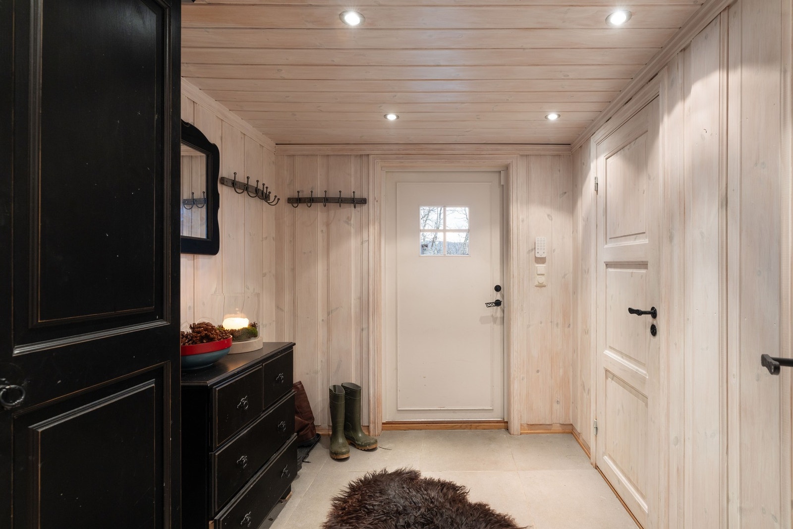 Romslig og flislagt entré med god oppbevaringsplass Galleribilde