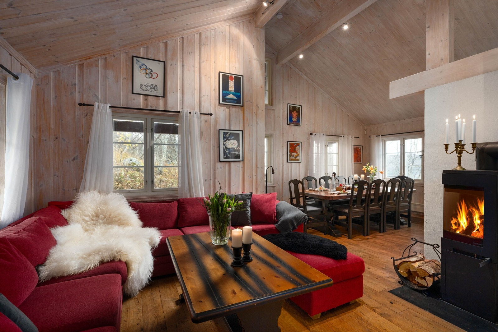 I stuen er det høyt under taket, perfekt når hytten fylles med liv og latter Galleribilde