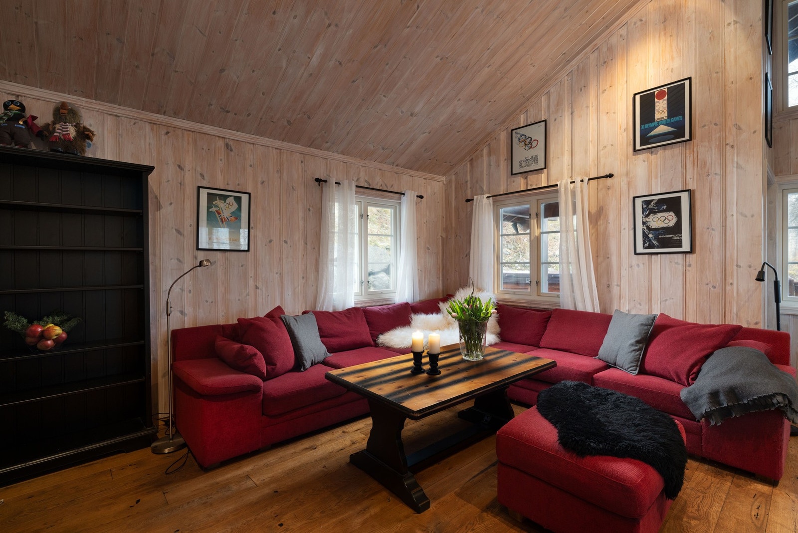 Kryp opp i sofakroken med en god bok og en varm kopp te Galleribilde