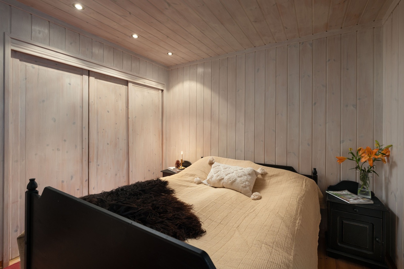 Lunt soverom med romslig garderobeskap Galleribilde