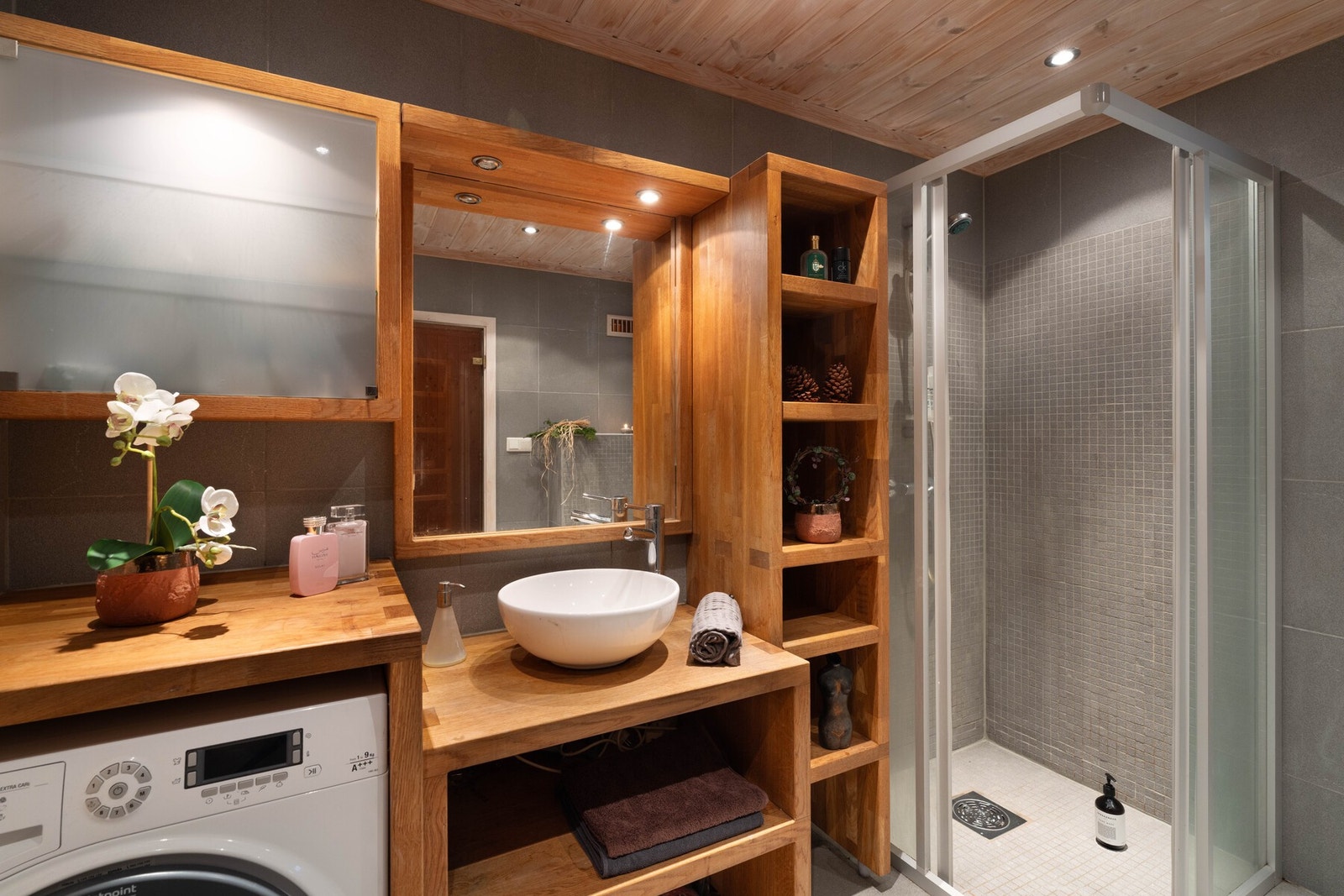 Lekkert bad med opplegg for vaskemaskin Galleribilde