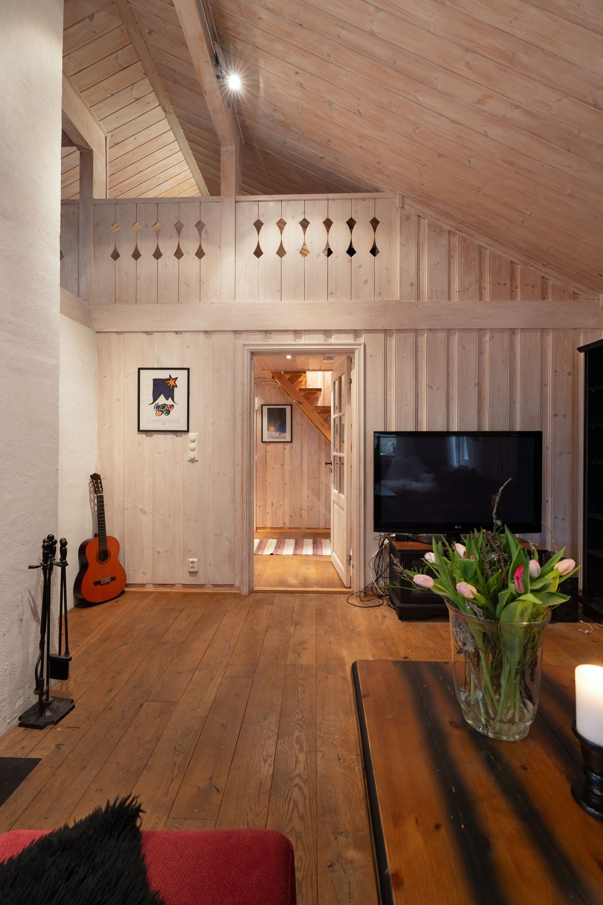 Fra stuen ser man opp på hyttens hems Galleribilde