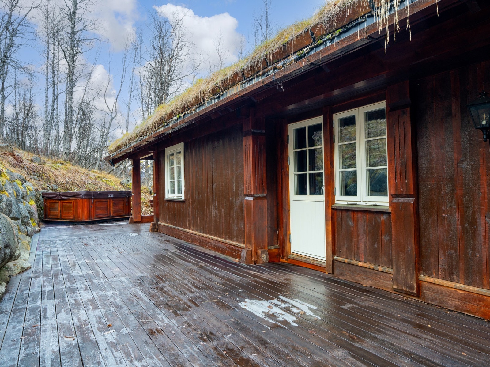 Hytte har stor terrasse Galleribilde