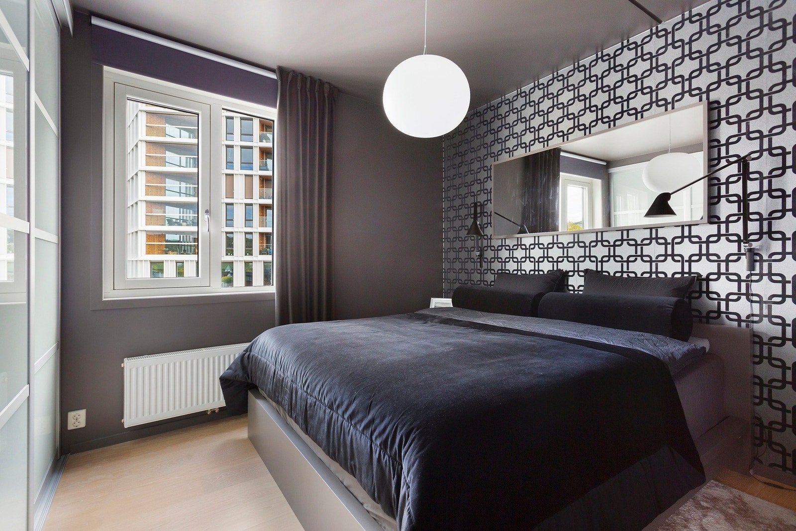 Romslig hovedsoverom med god plass til stor seng og nattbord Galleribilde