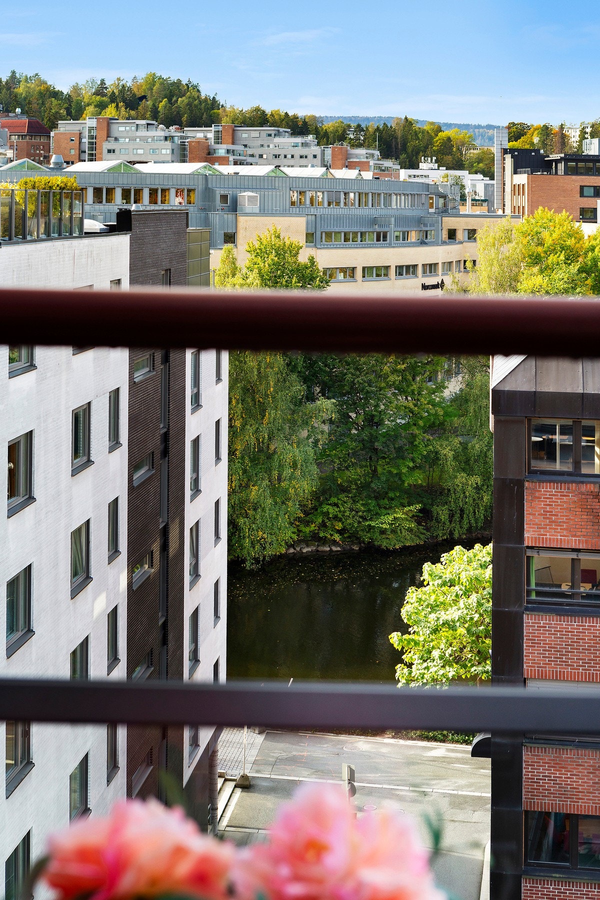 På andre siden av elven finner du Sandvika Storsenter, ett av landets største Galleribilde