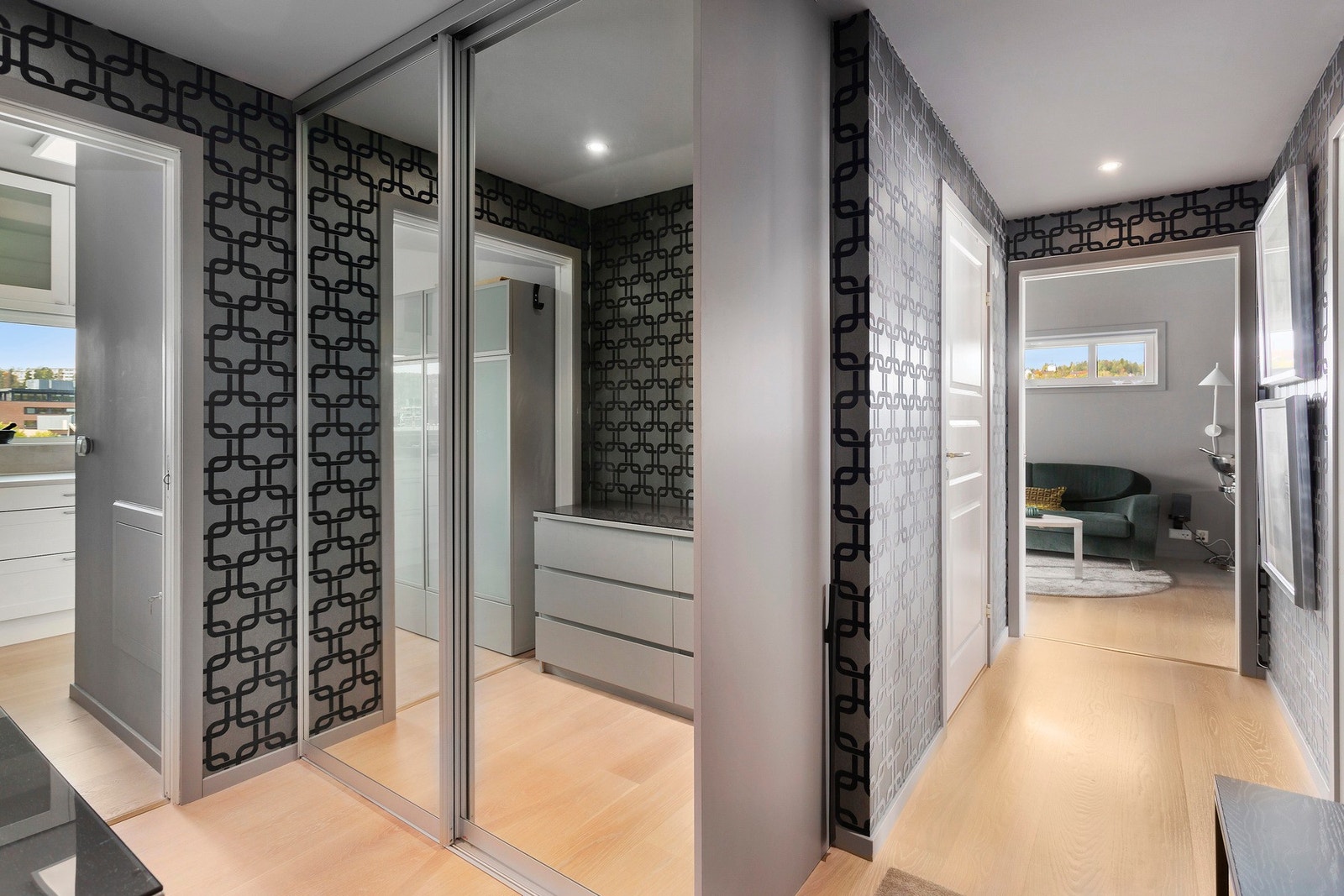 Romslig entré med skyvedørsgarderobe til oppbevaring av yttertøy og sko Galleribilde