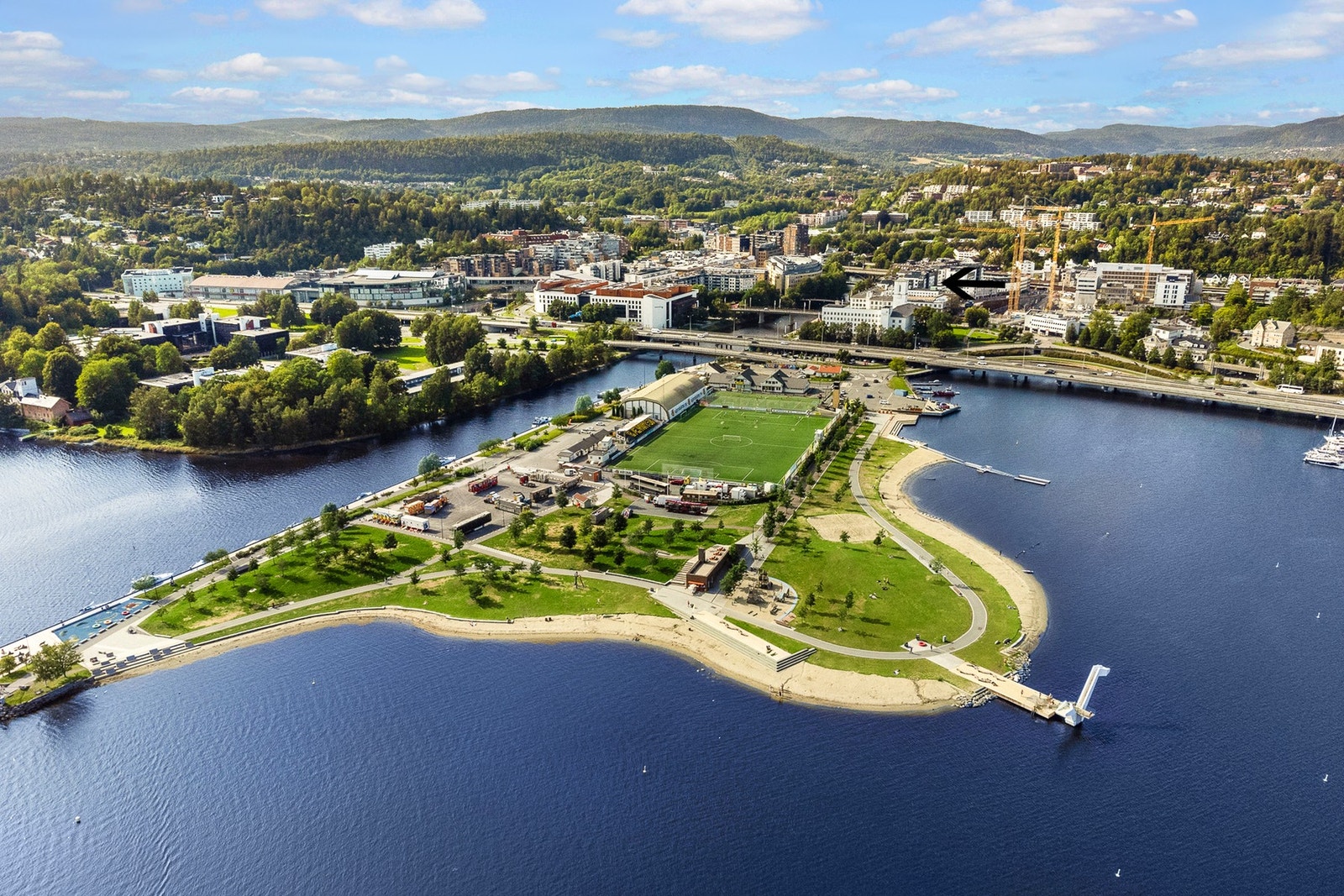 Kadettangen, ett sommereldorado, med flere aktivitetsmuligheter, sandstrand, stupetårn, konsertområder m.m. Pilen viser leiligheten beliggenhet Galleribilde