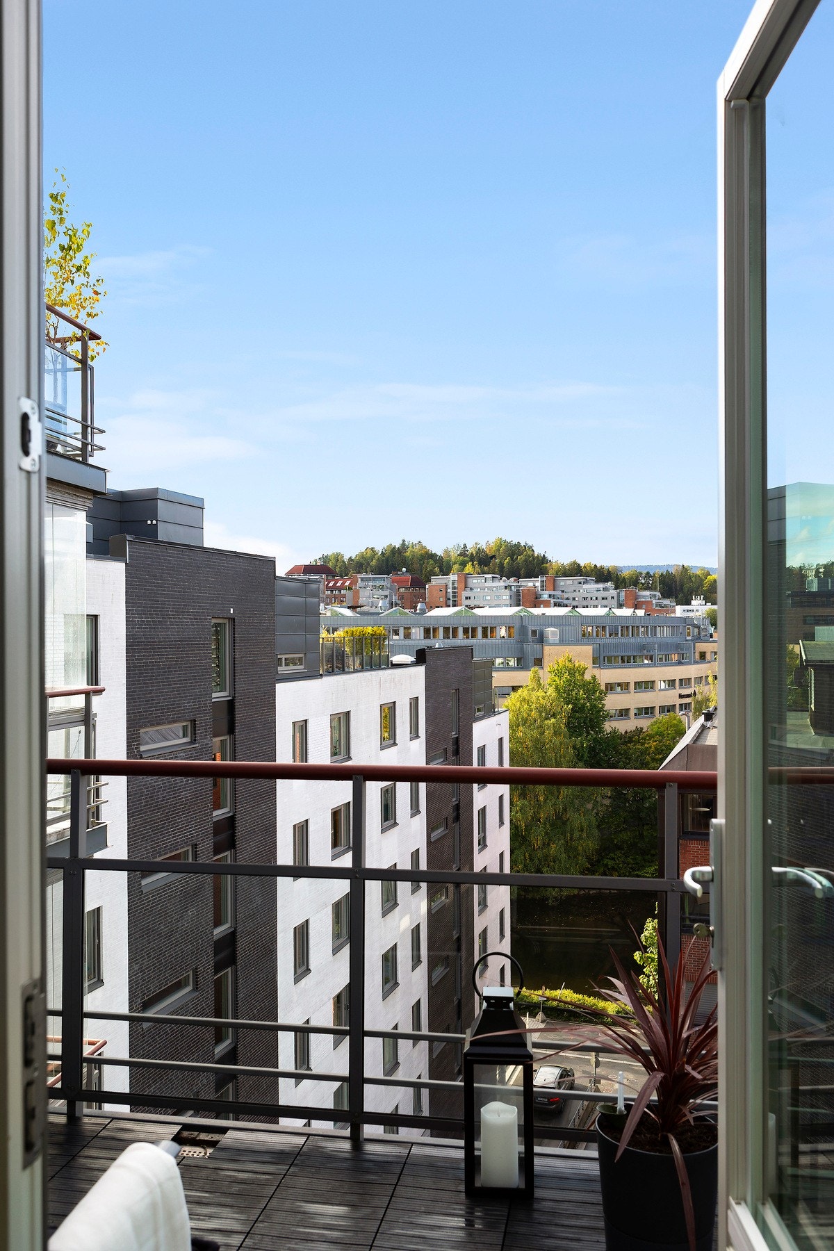 Fra kjøkken/spisestue har du adkomst til boligen balkong Galleribilde