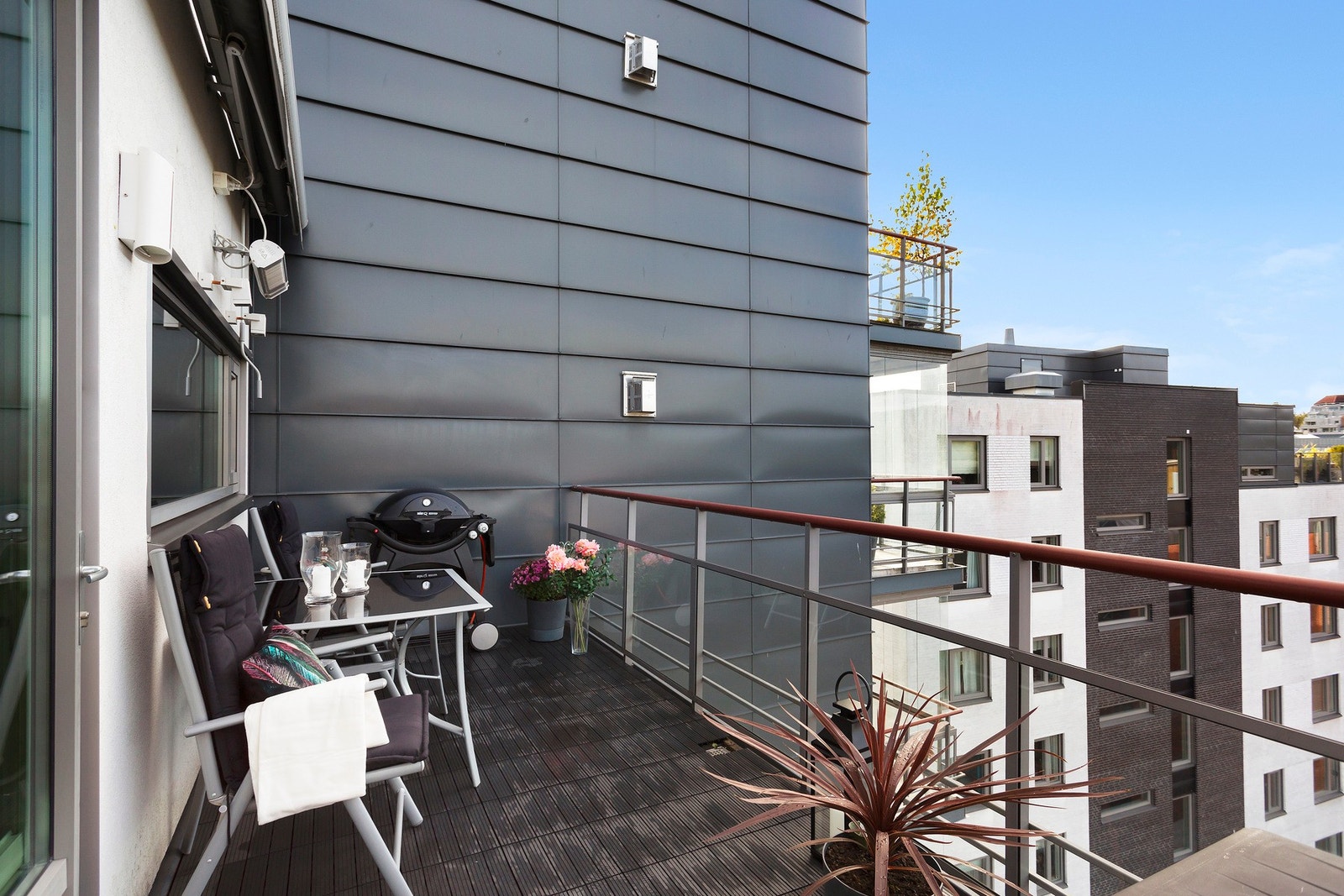 Balkongen er av svært god størrelse og måler ca. 11 kvm og den sørvest-vendte beliggenheten sørger for svært gode solforhold Galleribilde