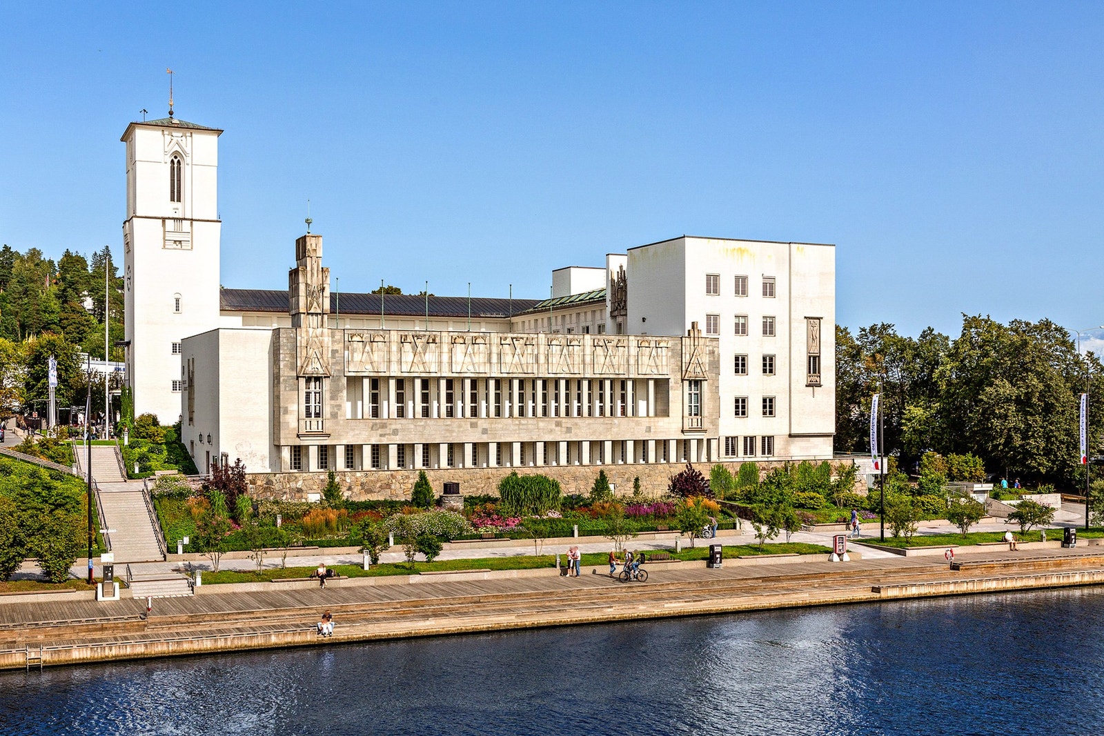 Den idylliske elvepromenaden strekker seg ut til Kadettangen og langs promenaden finnes flere serveringssteder, sitteplasser, rådhuset etc. Galleribilde