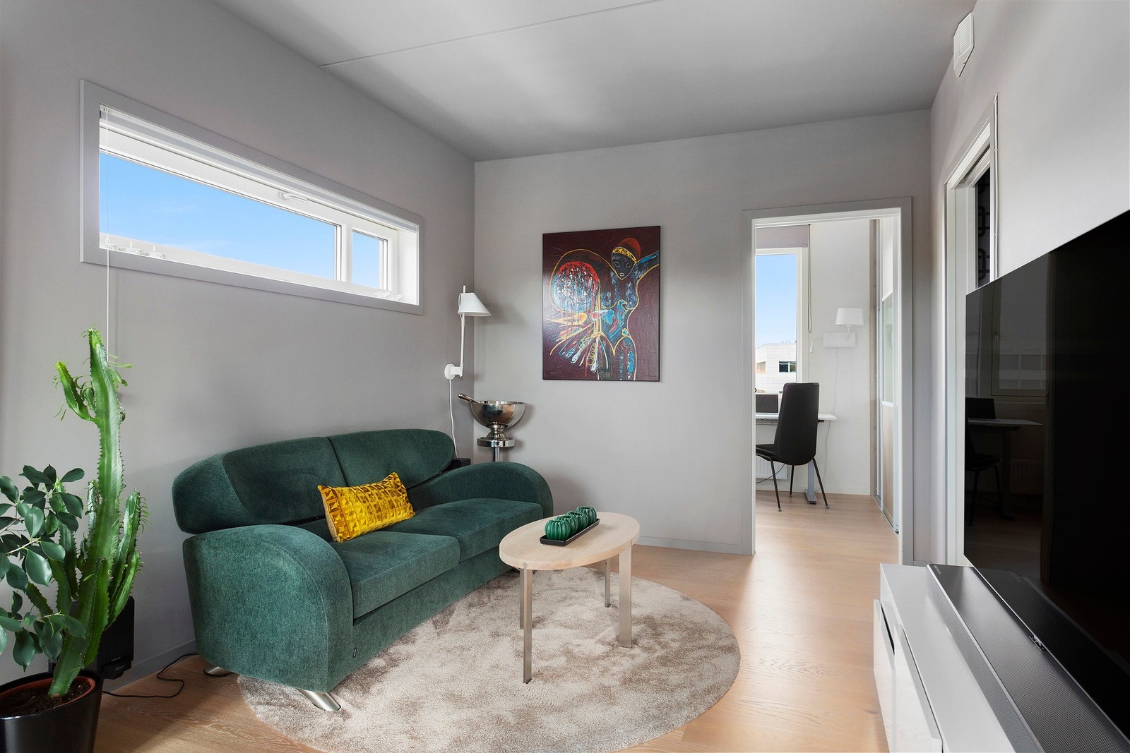 Innbydende stue som enkelt kan innredes med en deilig sofagruppe og annet tilhørende møblement Galleribilde