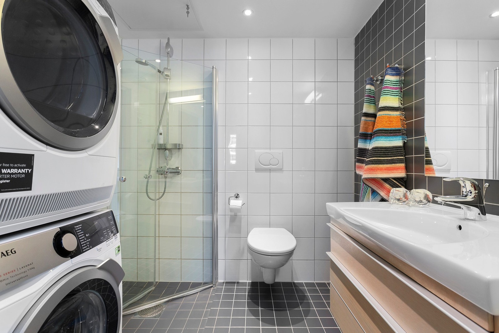 Videre er det både plass og opplegg for vaskemaskin og tørketrommel Galleribilde