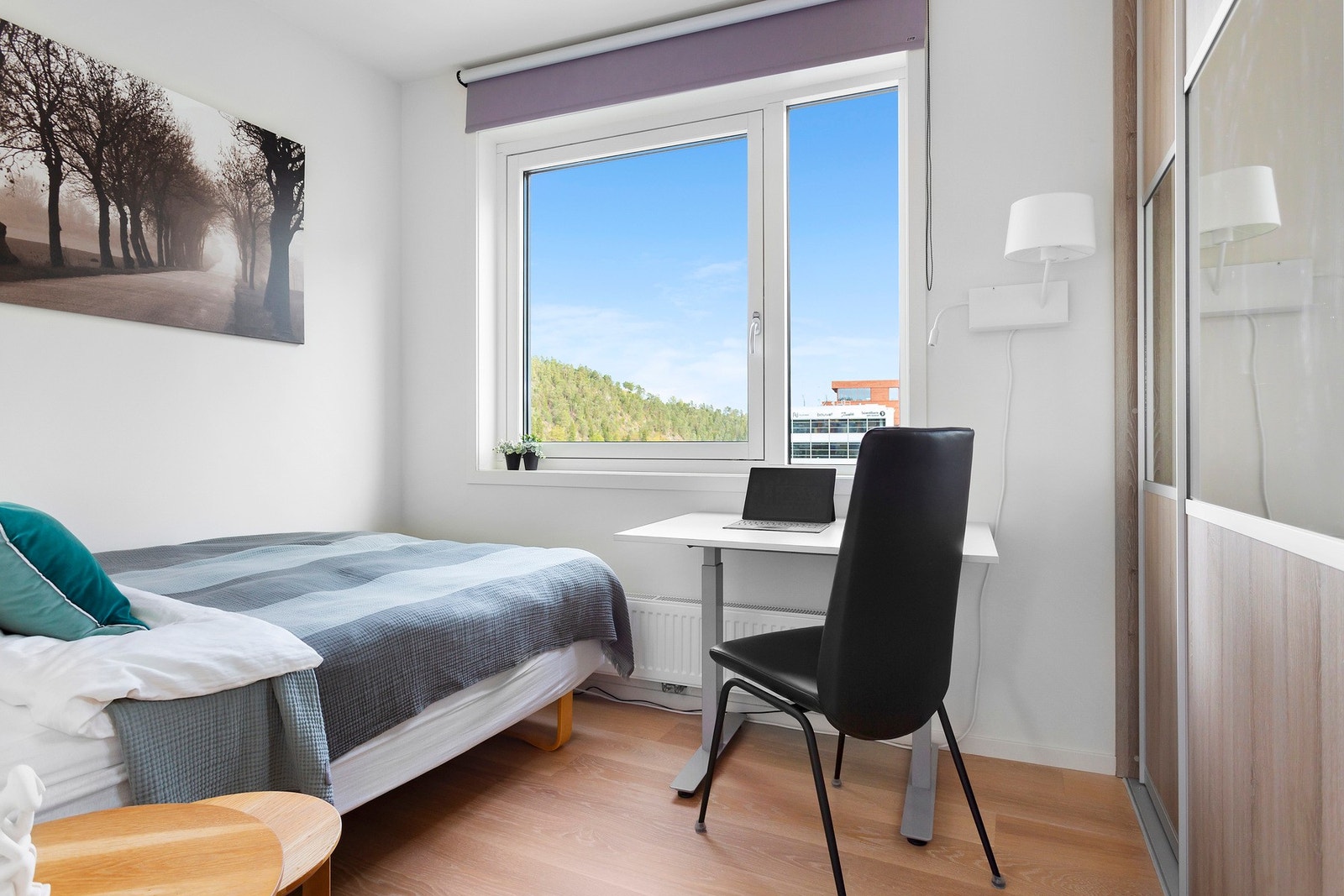 Innenfor stuen er det laget et ekstra rom benyttet som soverom hvor det også er innredet en større skyvedørsgarderobe Galleribilde