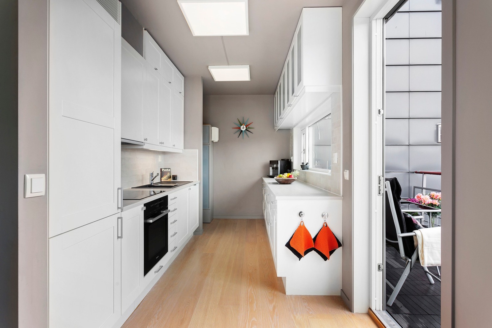 Kjøkkenet har integrerte hvitevarer, herunder induksjonstopp, komfyr og oppvaskmaskin fra Miele samt kjøleskap med frysedel Galleribilde