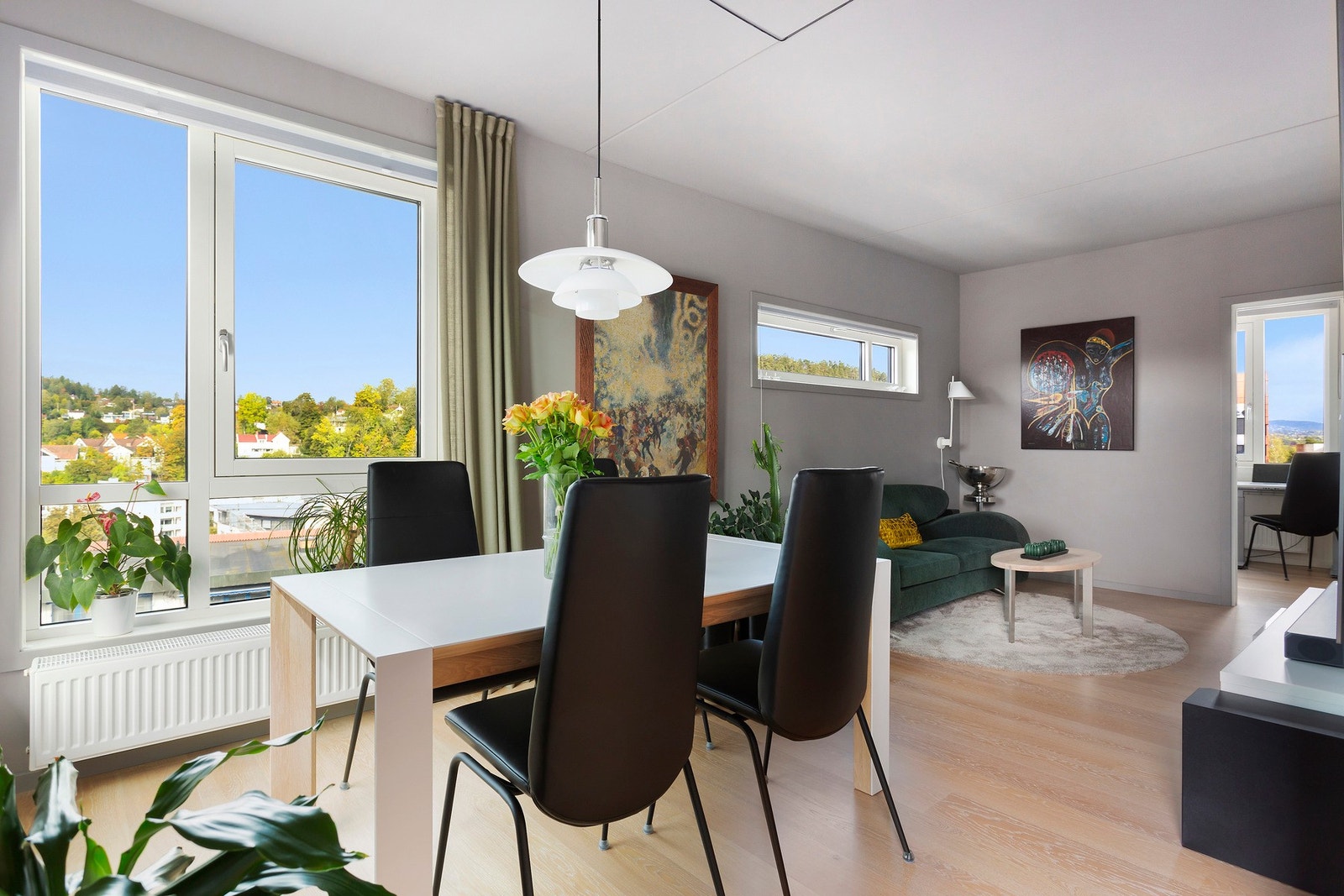 De store vindusflatene sørger for flott utsyn og rikelig med naturlig lysinnslipp Galleribilde