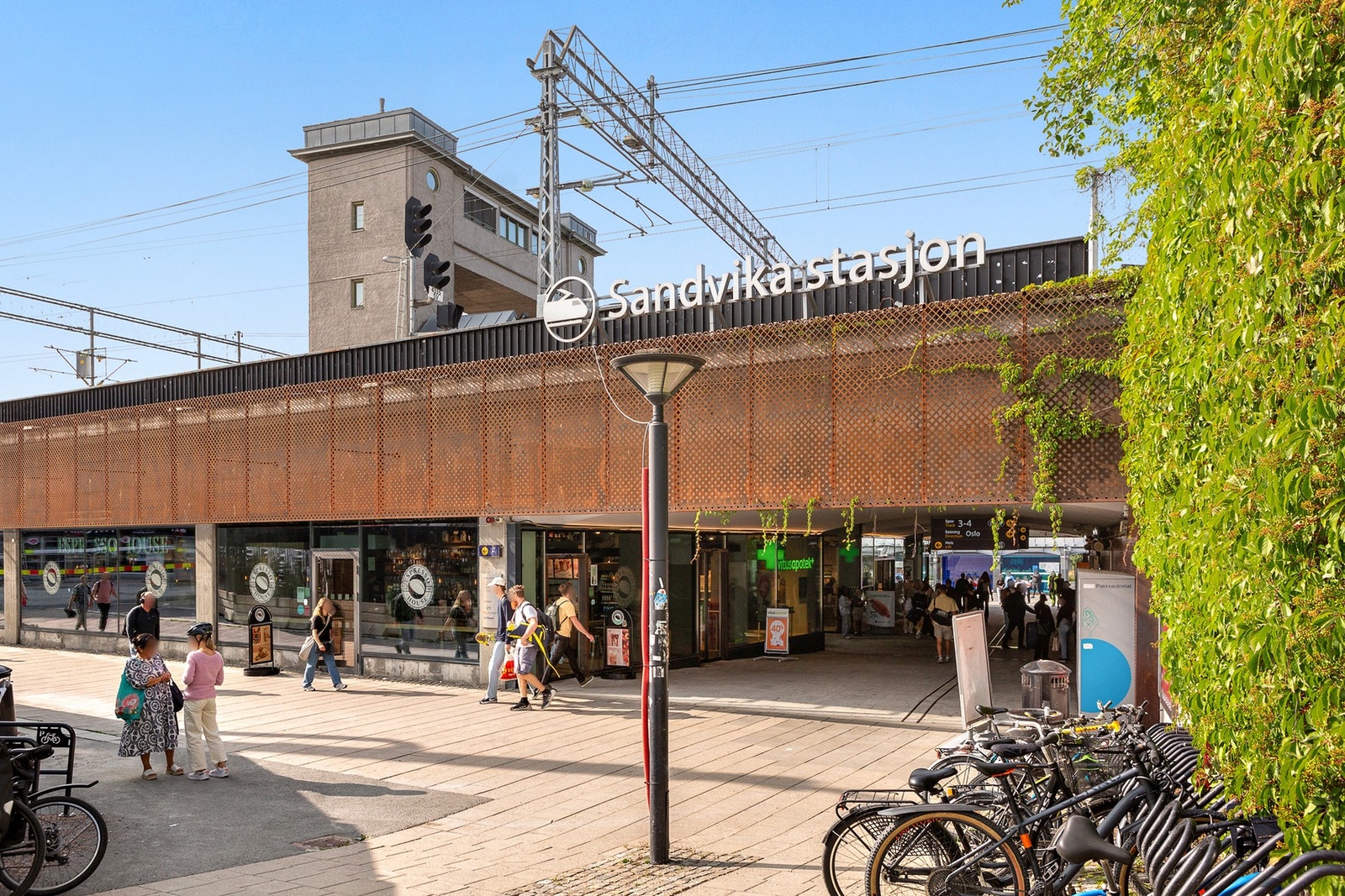 Sandvika stasjon har hyppige tog- og bussavganger både lokalt med og i retning Oslo og Drammen Galleribilde