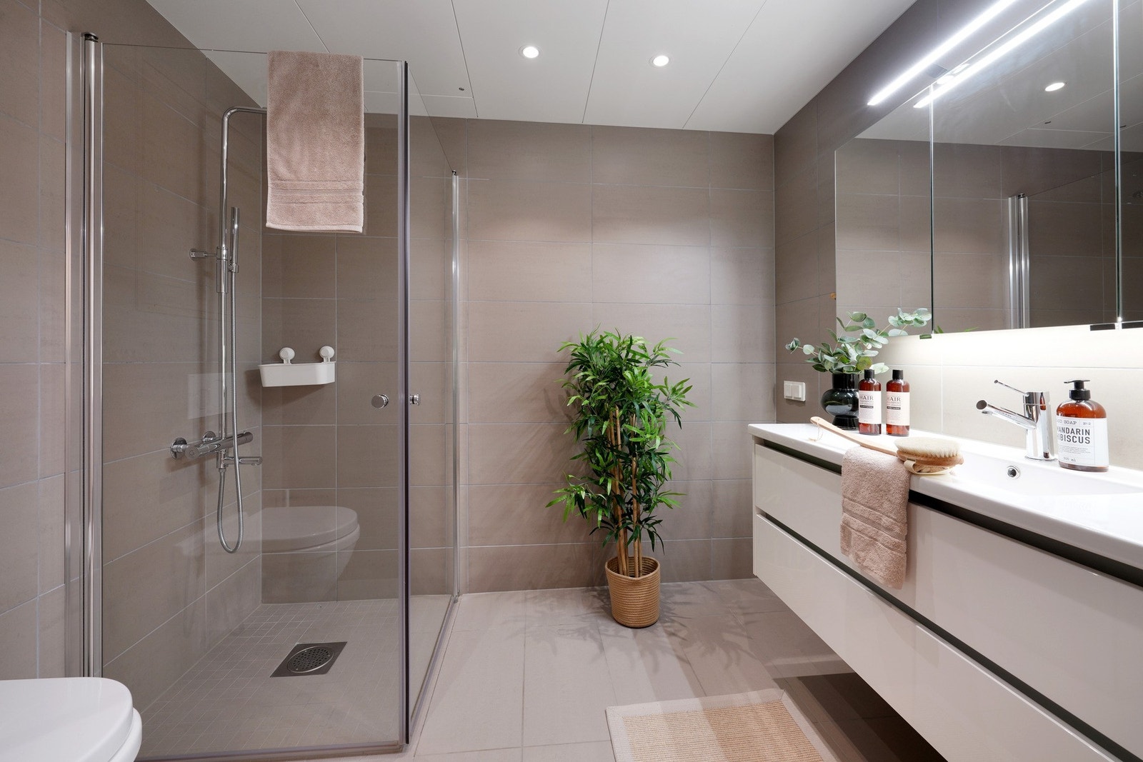 Lekker helfliset bad. Varmekabler i gulv og downlights i tak. Galleribilde