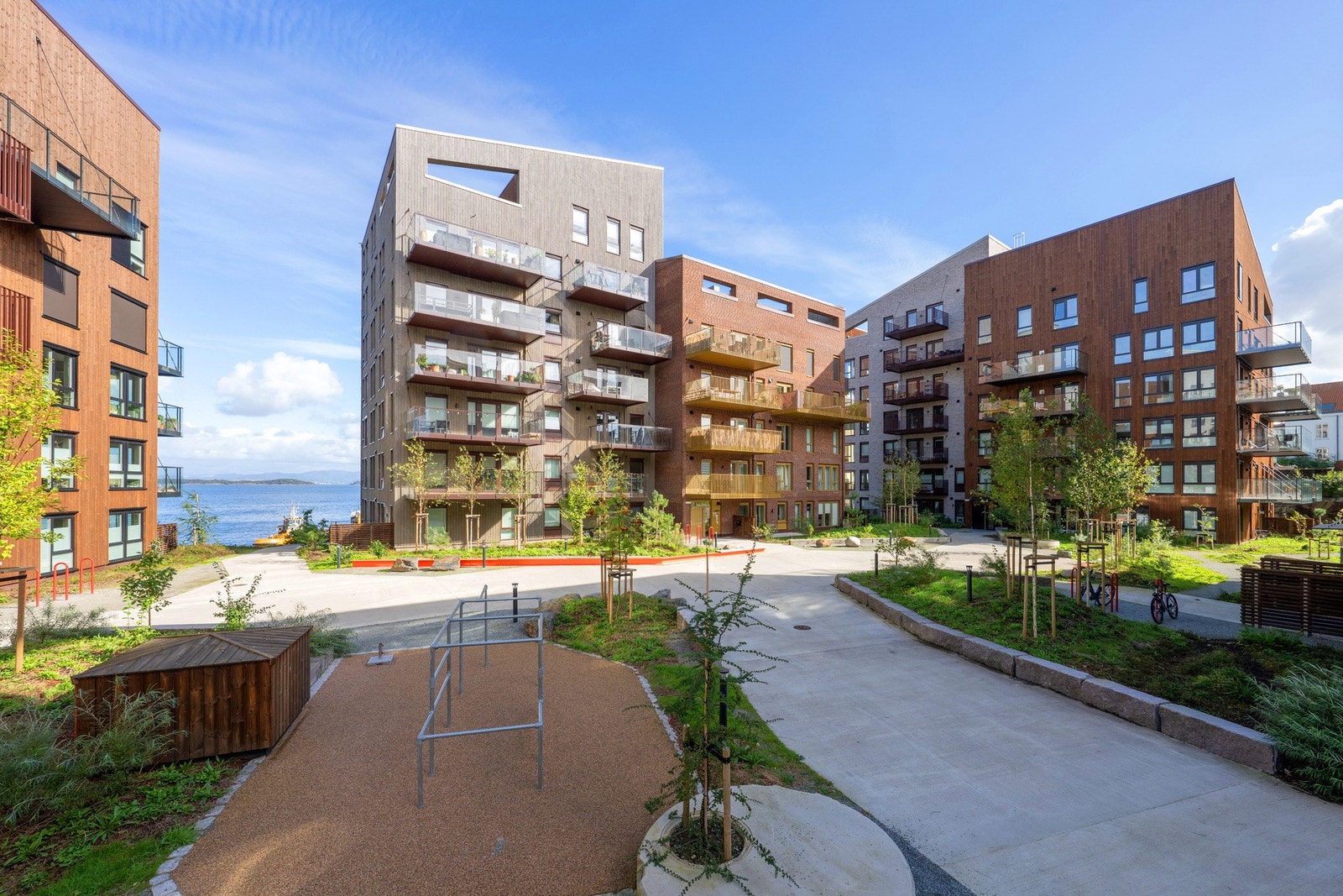 Inngang til bygget fra atriumet bak, og selvfølgelig fra parkeringsanlegget. Galleribilde