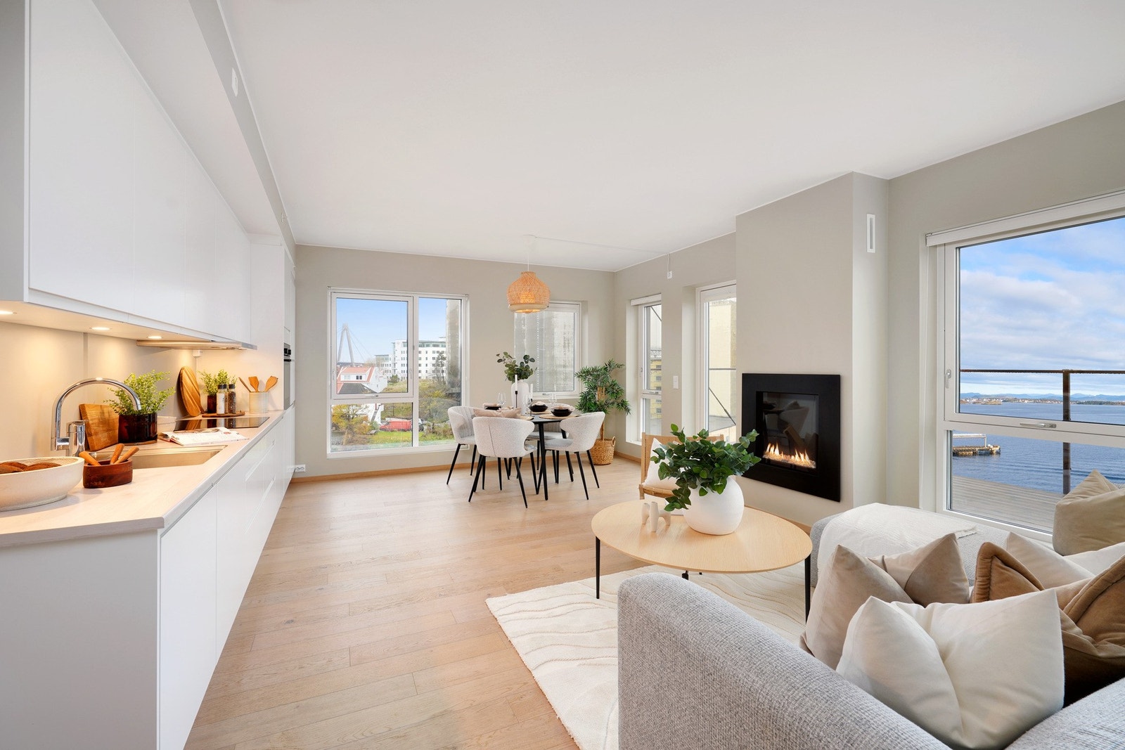 Velkommen til Lervigsveien 11! Flott utsikt på 2 sider i stuen - ekstra luftig. Galleribilde