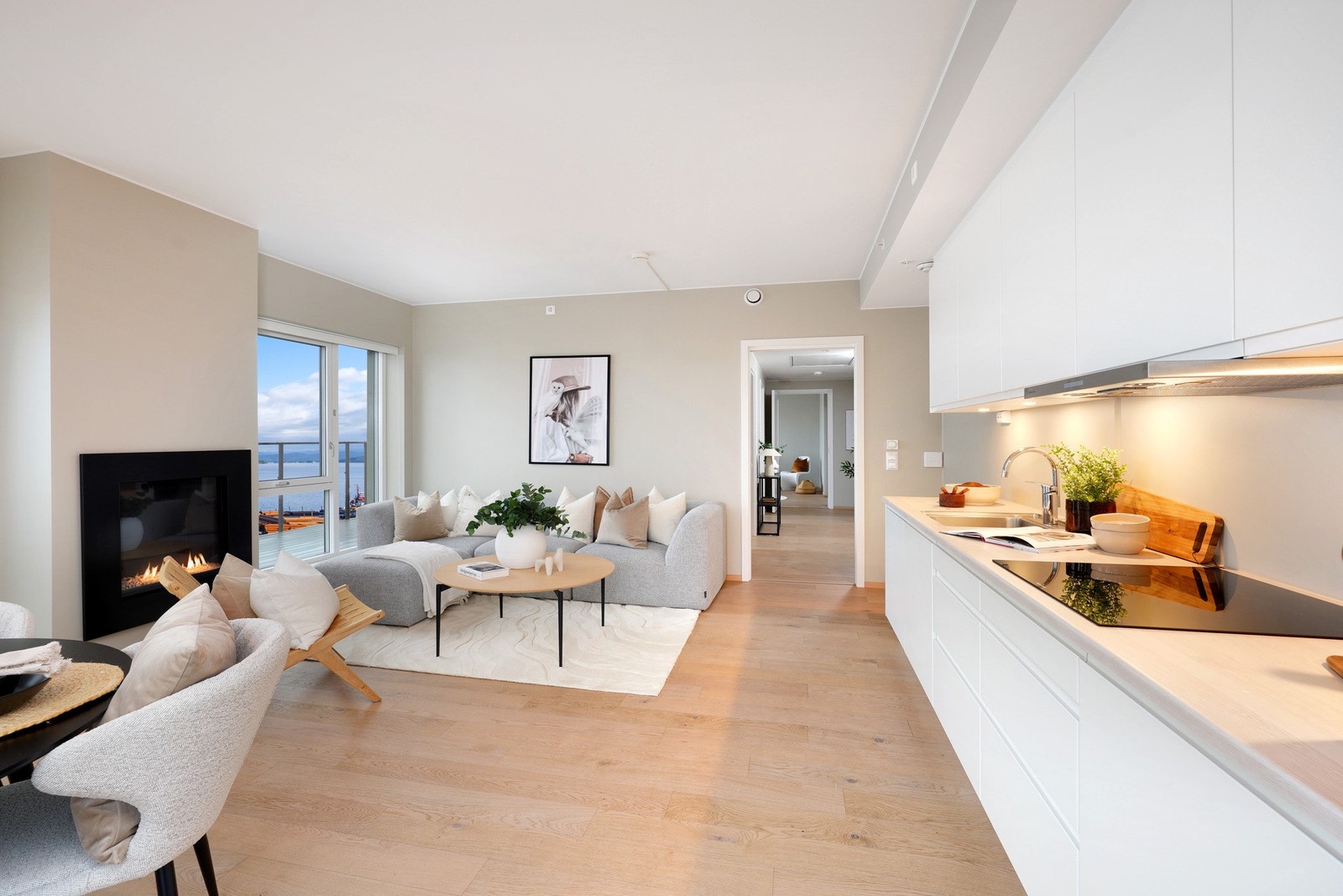 Lys og innbydende stue - gasspeis. Stuen kan utvides om man ikke trenger 3 soverom. Galleribilde