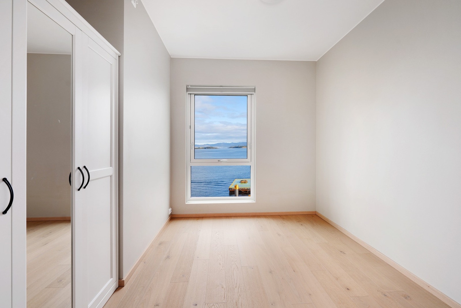 Soverom nummer to. Her er det også garderobeskap som medfølger. Galleribilde