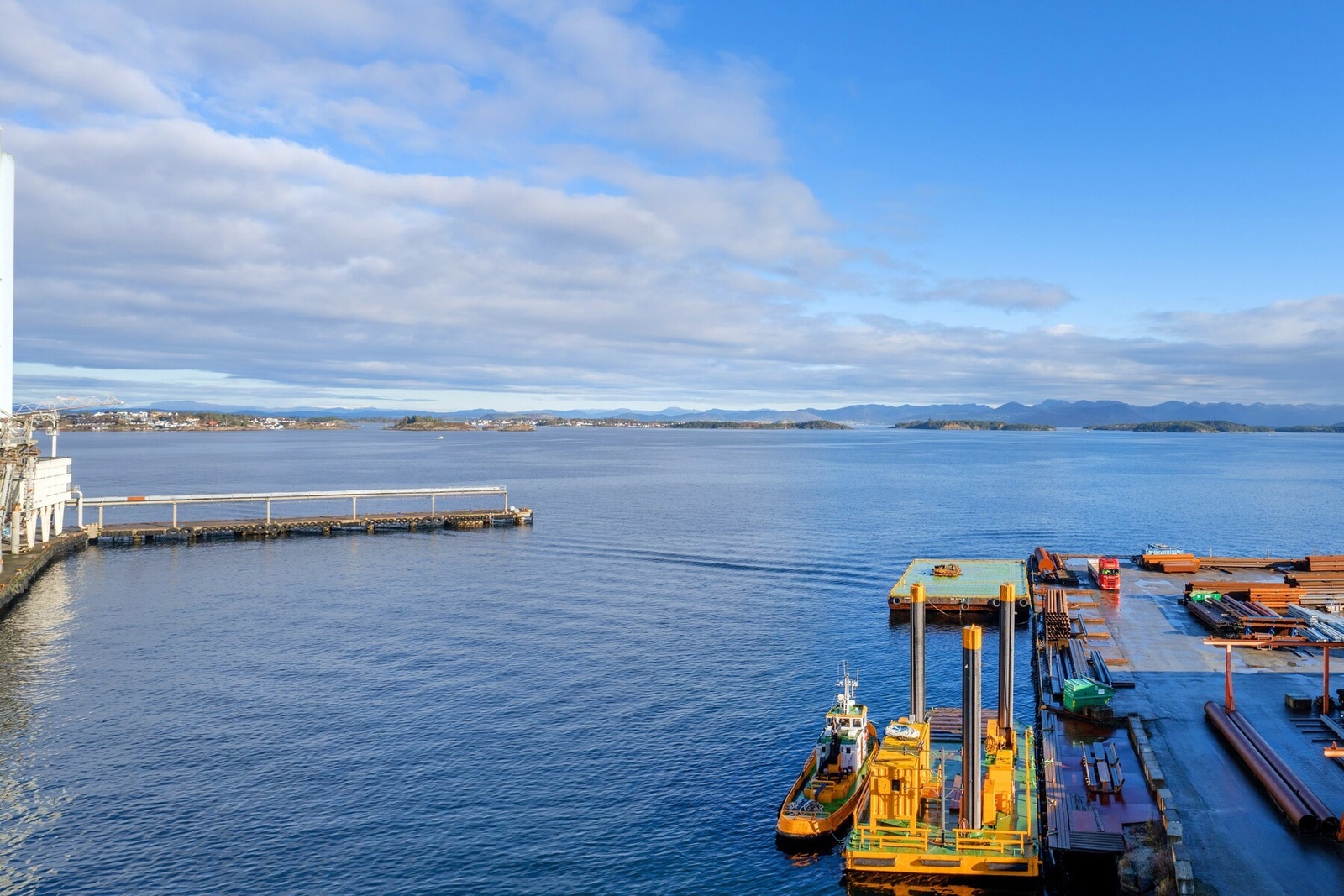 Boligen ligger rett i sjøkanten. Galleribilde