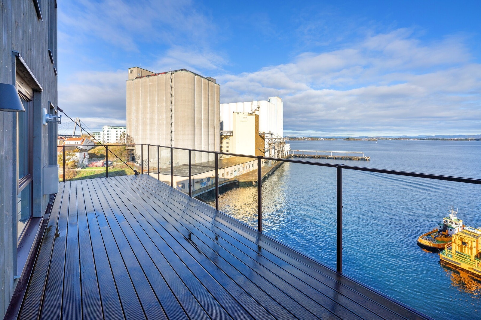 Flott og romslig balkong på 21 kvm. Uttak til gass er det her også. Galleribilde