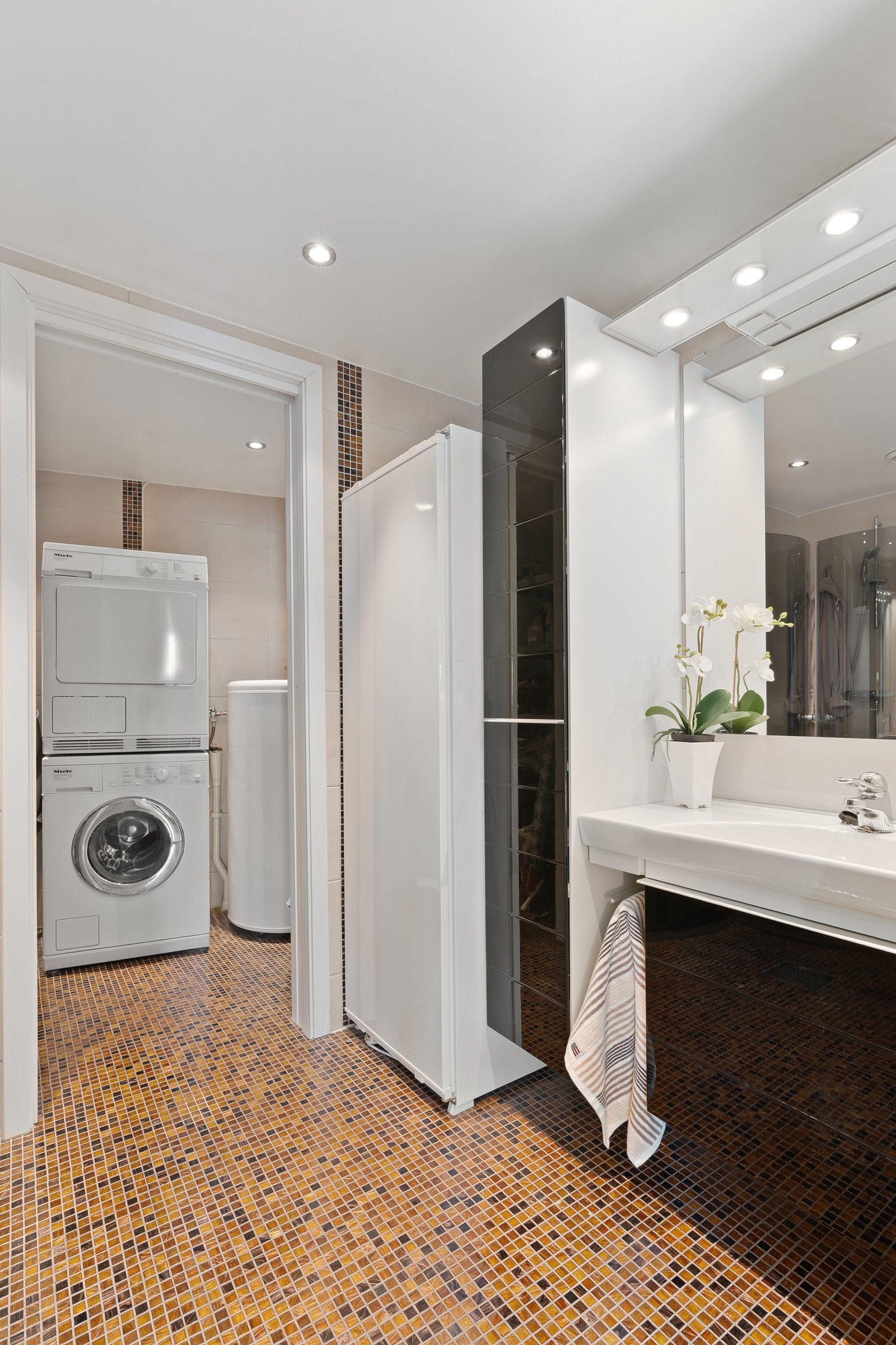 Lyst og tiltalende gjestebad med fine detaljer som løfter helhetsinntrykket. Galleribilde