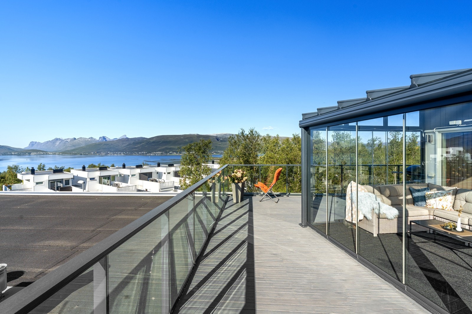 Romslig veranda med spektakulær utsikt - Her kan du nyte både morgenkaffen og midnattsola! Galleribilde