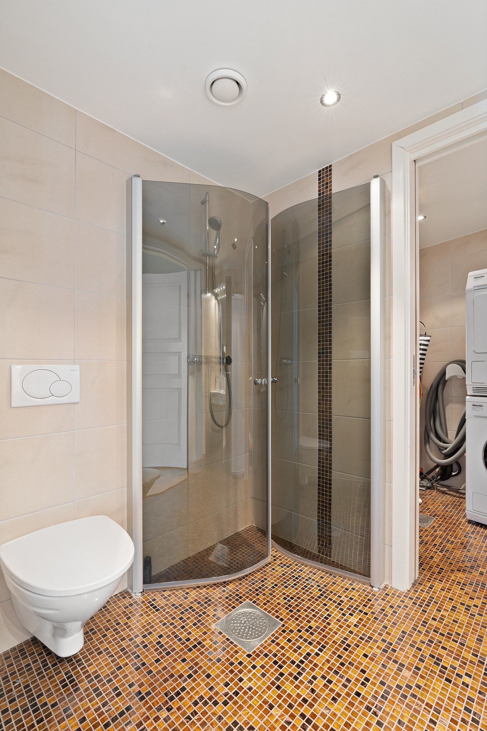 I bakkant av gjestebadet finner du det praktiske vaskerommet med opplegg til vaskemaskin. Galleribilde