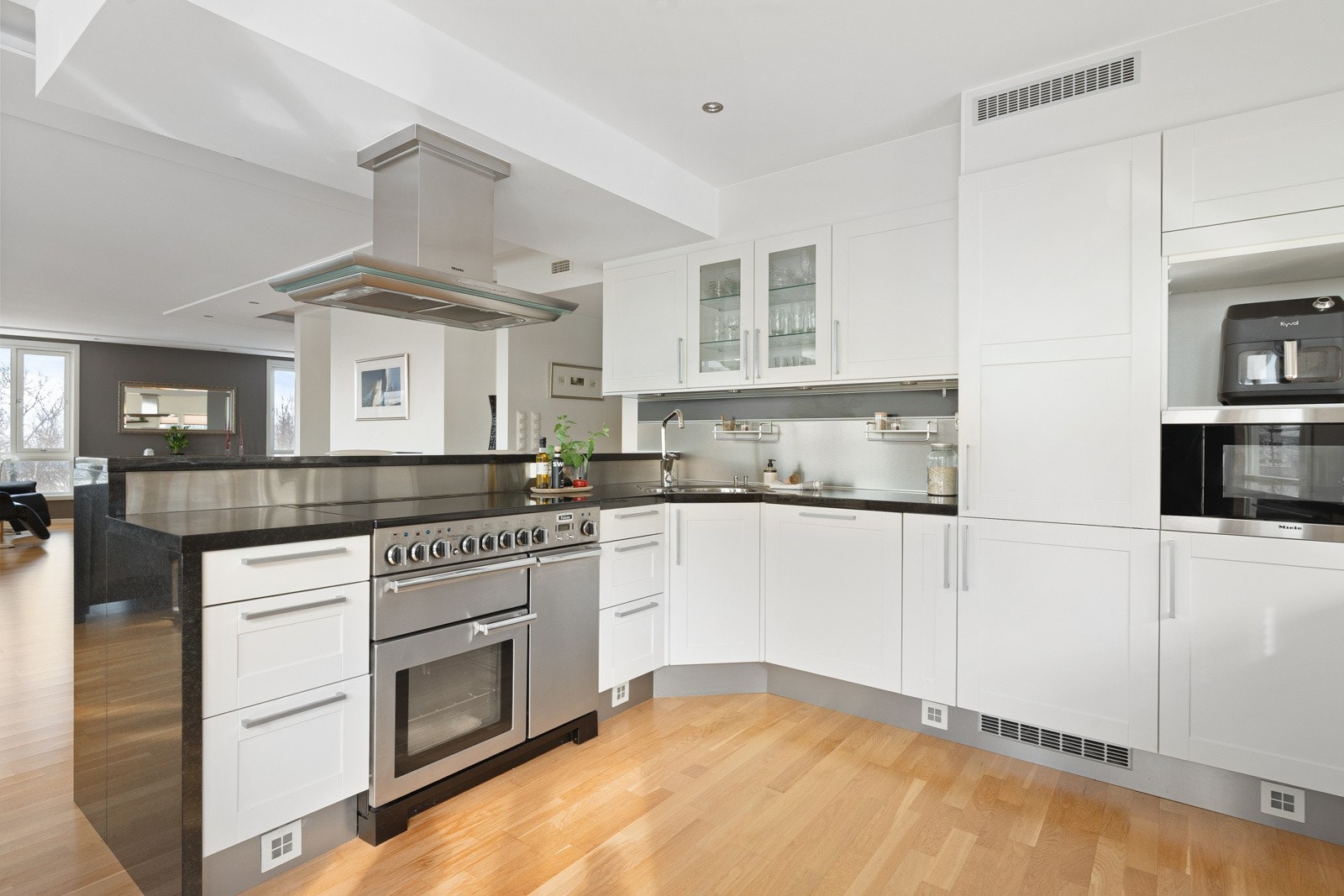 Her får du et stilrent kjøkken med eksklusiv Falcon-ovn - Perfekt for deg som elsker matlaging med stil! Galleribilde