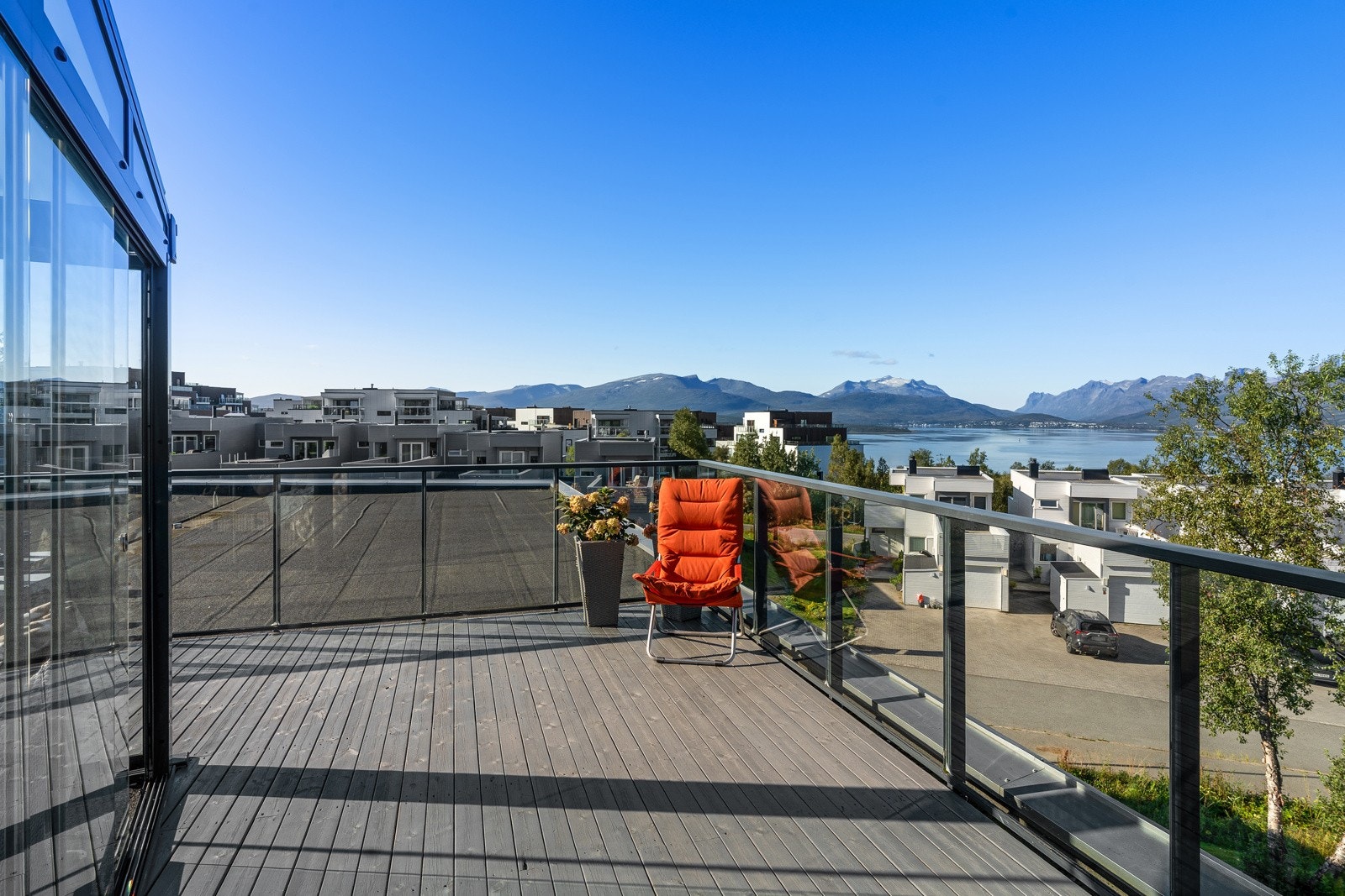 Romslig veranda med vinterhage.